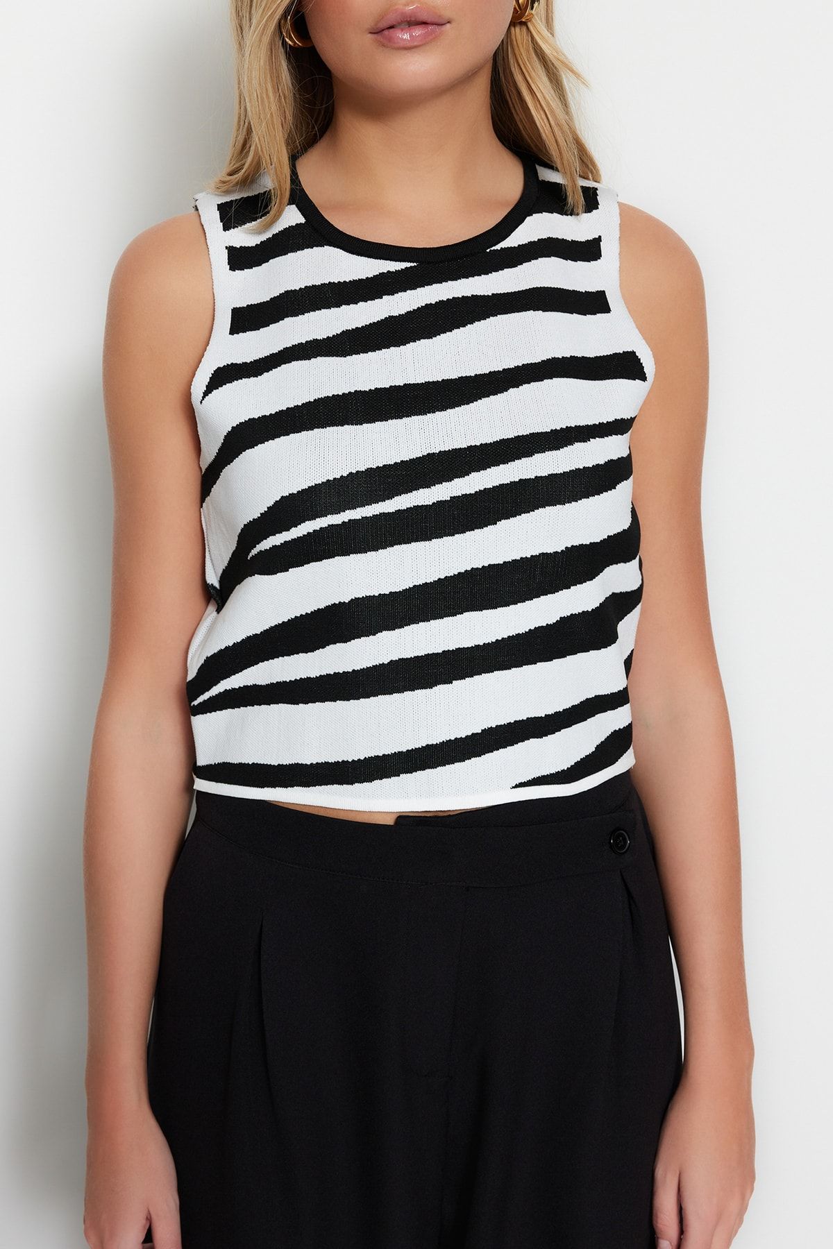 Trendyol Collection-Ecru Crop Knitwear Blouse TWOSS22BZ0787 4