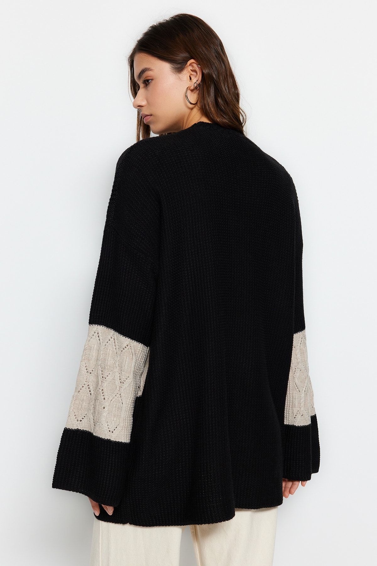 Trendyol Modest-Schwarzer durchbrochener/perforierter Farbblock-Strickpullover TCTAW24AK00055 5