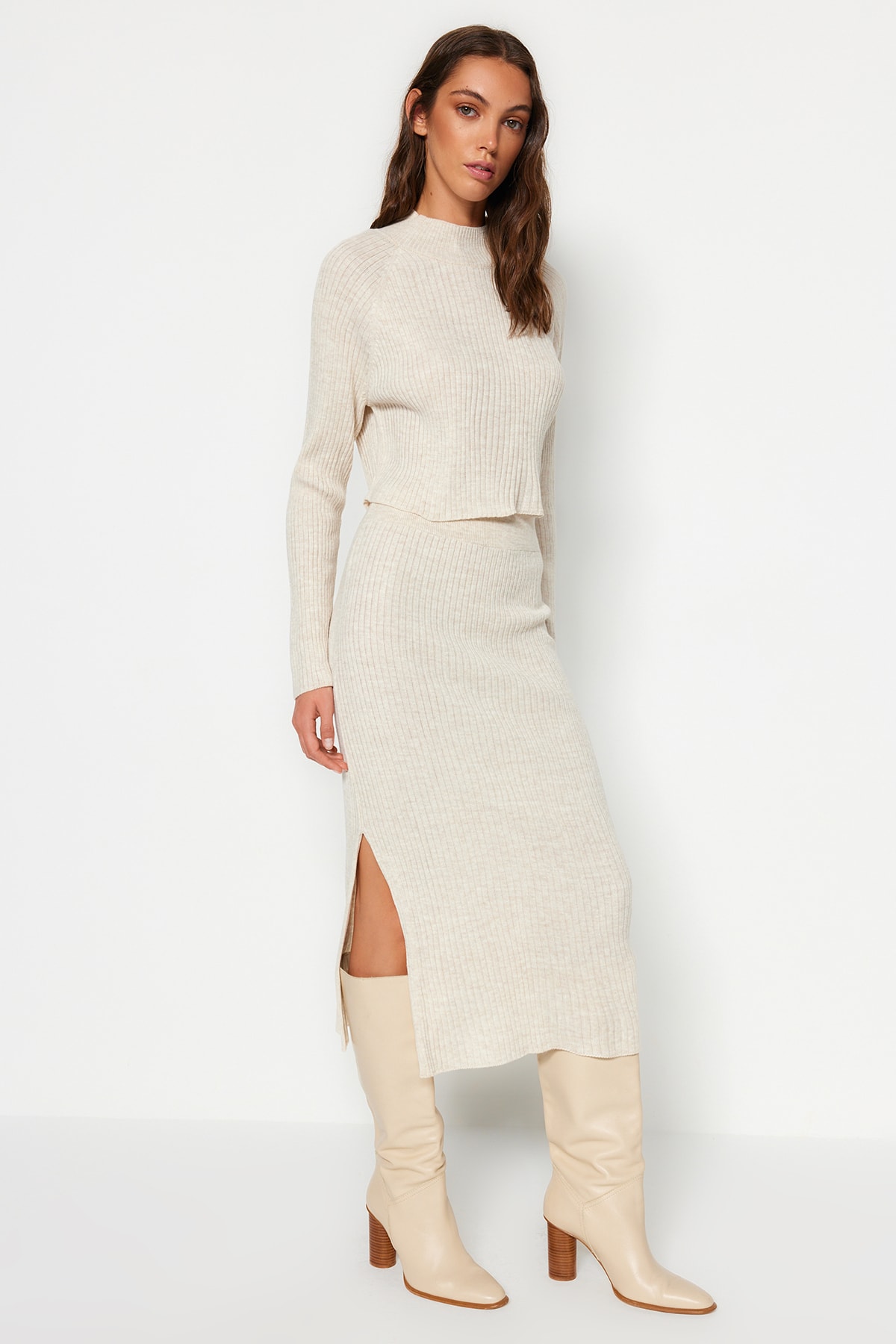 Trendyol Collection Bézs kötöttáru Crop felső és ceruzaszoknya szett - TWOAW23AU00170