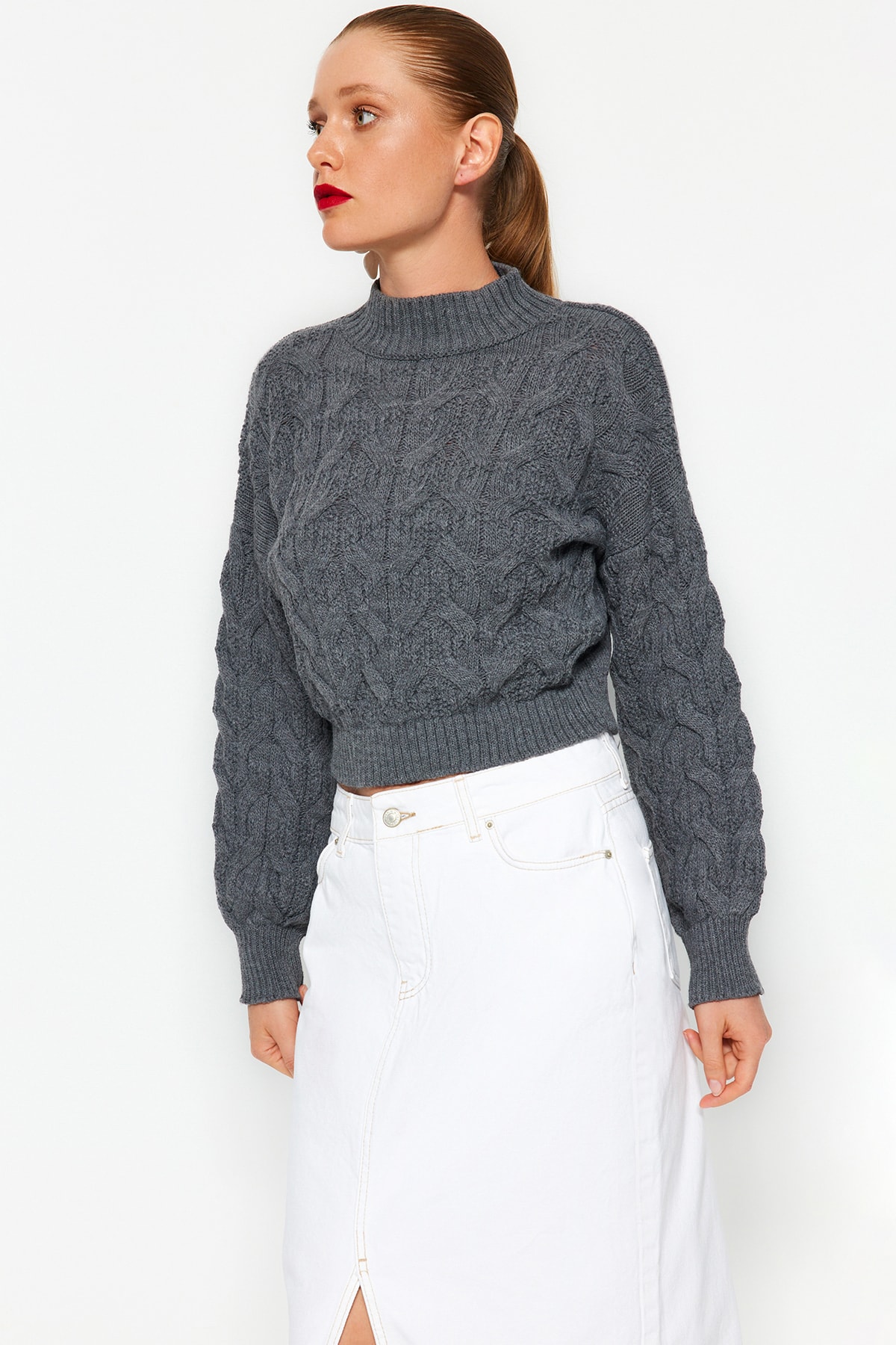 Trendyol Collection Anthrazitfarbener, kurzer Strickpullover mit Stehkragen TWOAW22KZ1634