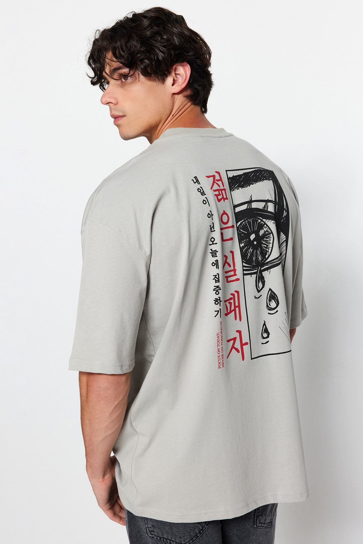 Trendyol Collection-Koszulka z nadrukiem anime w kolorze szarym, bawełniana, oversize - TMNSS23TS00156 6
