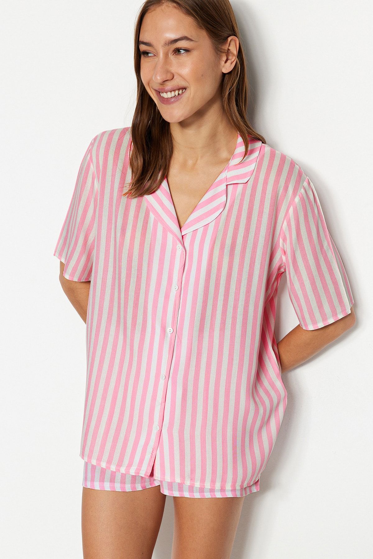 Kolekcia Trendyol-Ružový pruhovaný viskózový top Woven Pyžamový set so širokými šortkami THMSS21PT0179 2