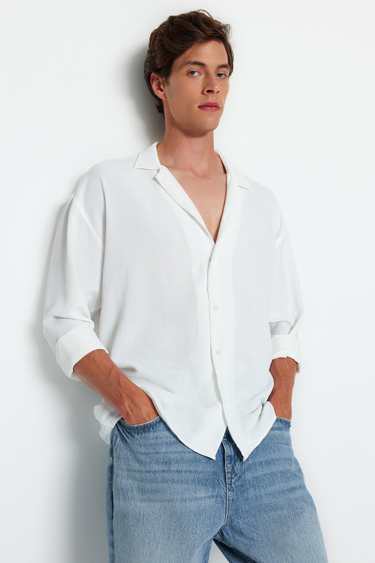 Trendyol Collection-Weißes Oversize-Sommerhemd in Leinenoptik mit Apaş-Kragen - TMNSS23GO00053 3