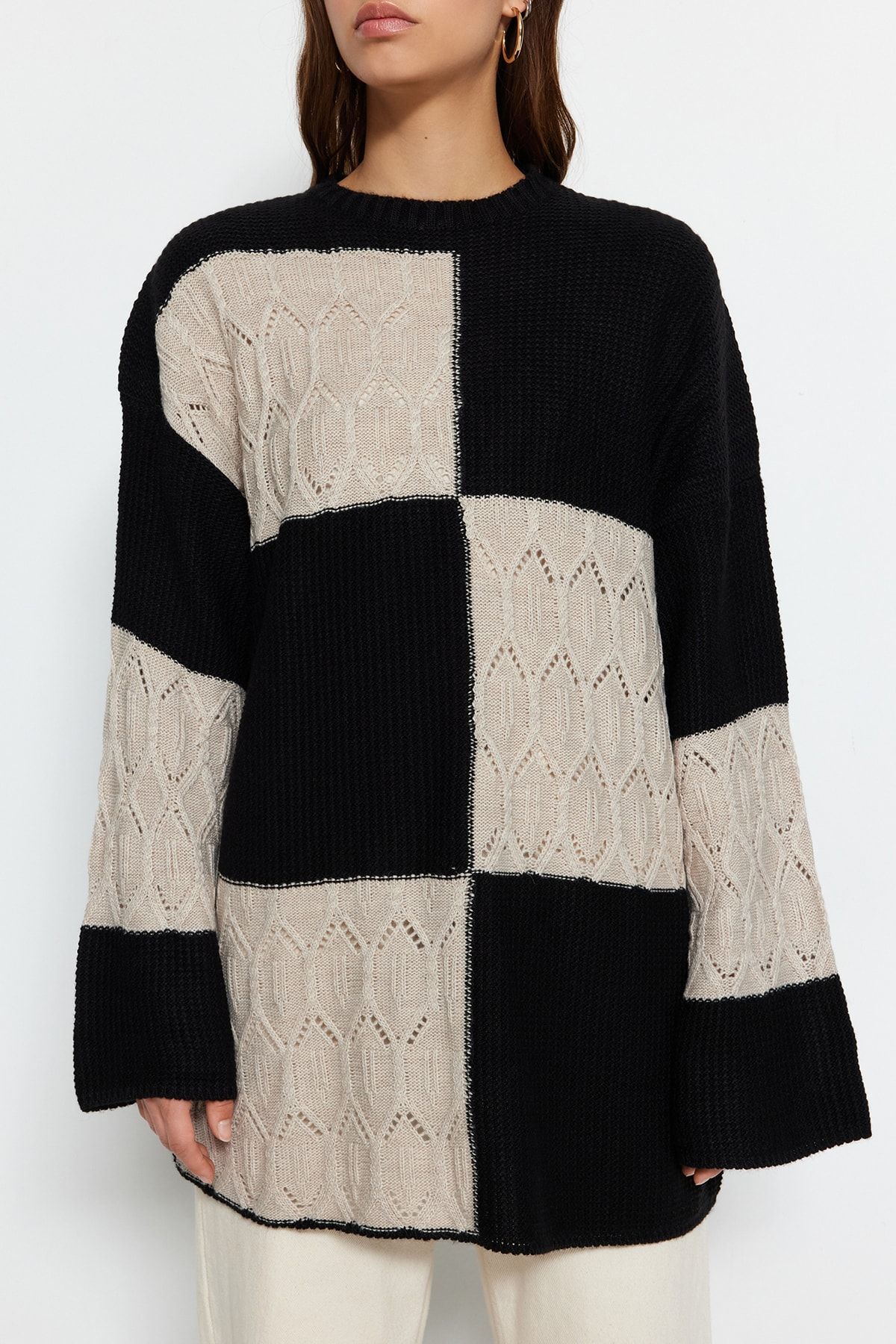 Trendyol Modest-Schwarzer durchbrochener/perforierter Farbblock-Strickpullover TCTAW24AK00055 4