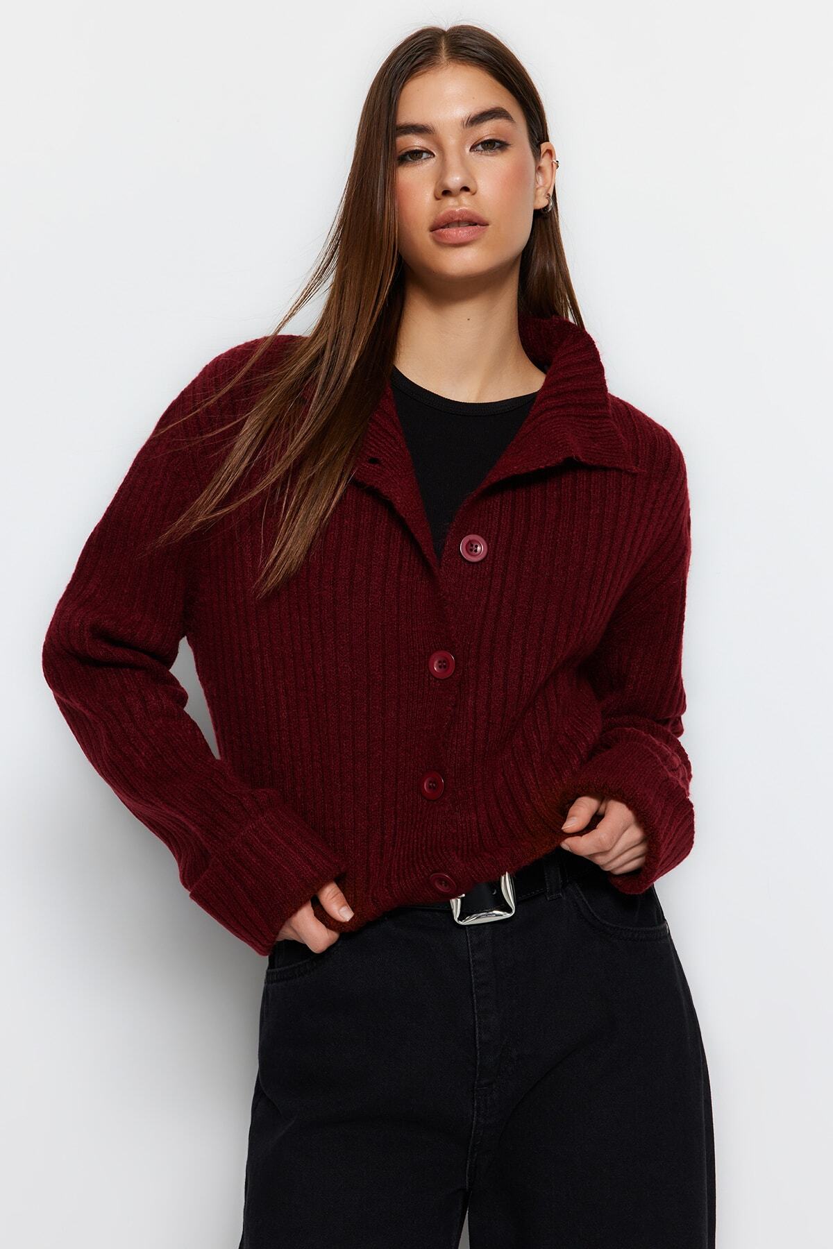 Kolekcia Trendyol Claret Red Crop Mäkká textúra Stojan s golierom Pletené veci Cardigan TWOAW22HI0174