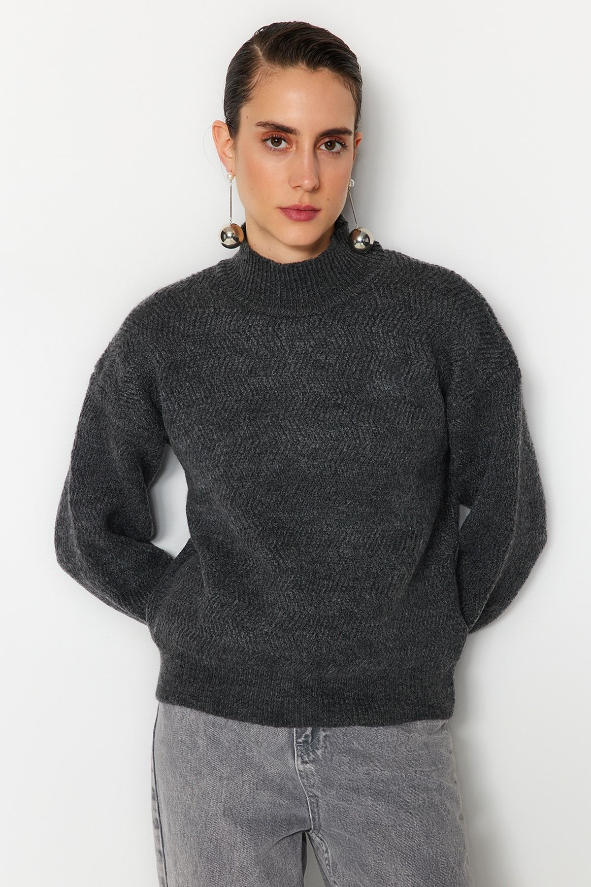 Trendyol Collection-Pulover din tricotaj antracit cu textura moale - Detaliu mâneci, TWOAW21KZ0204 4
