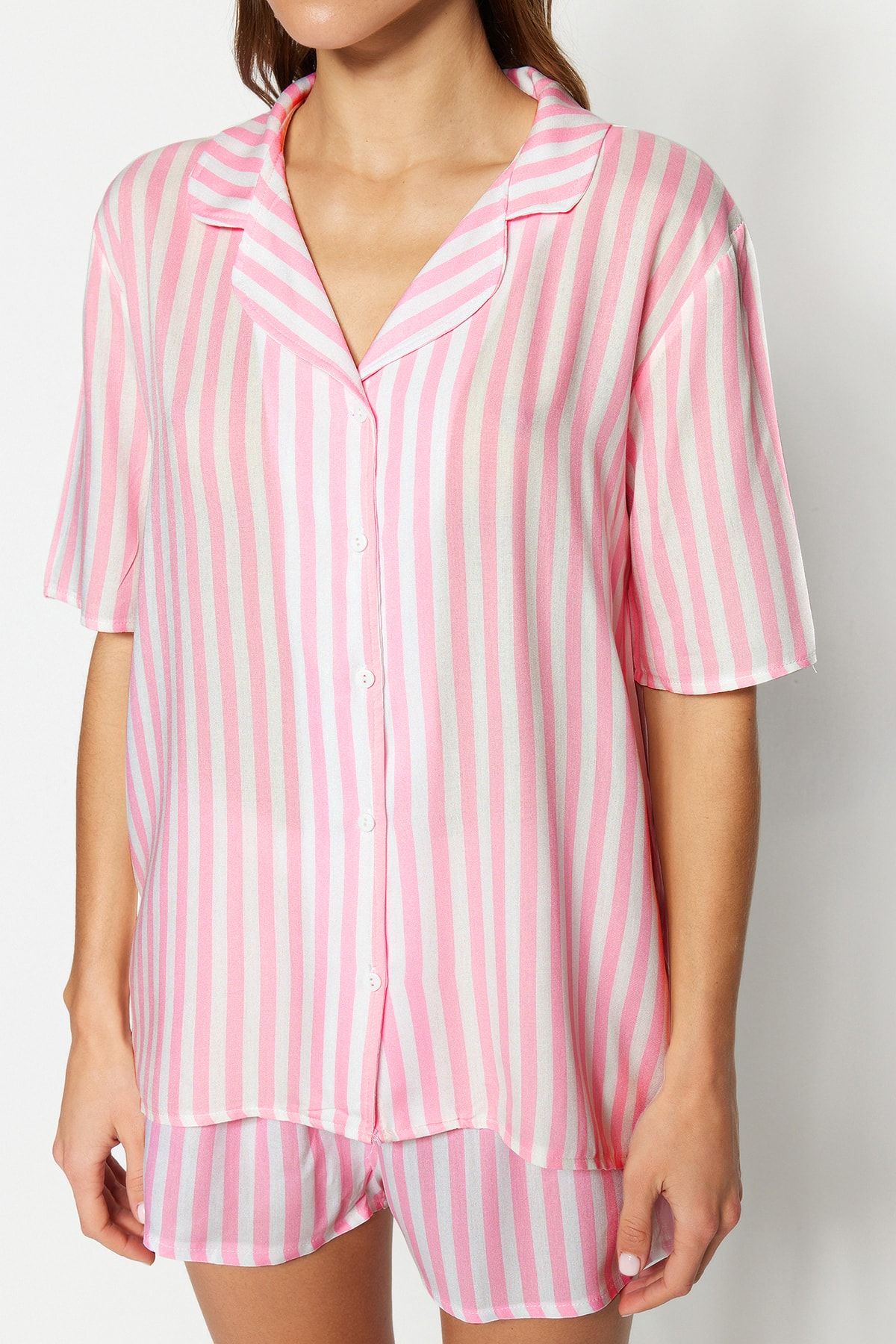 Kolekcia Trendyol-Ružový pruhovaný viskózový top Woven Pyžamový set so širokými šortkami THMSS21PT0179 4
