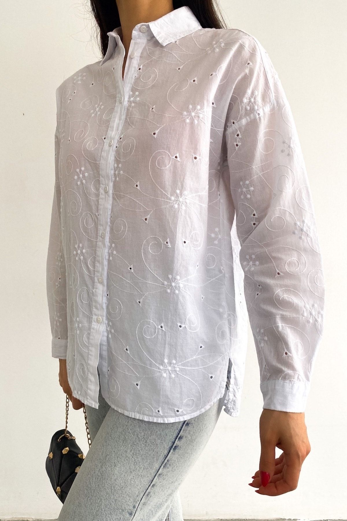 Off the shoulder white collar shirt deals