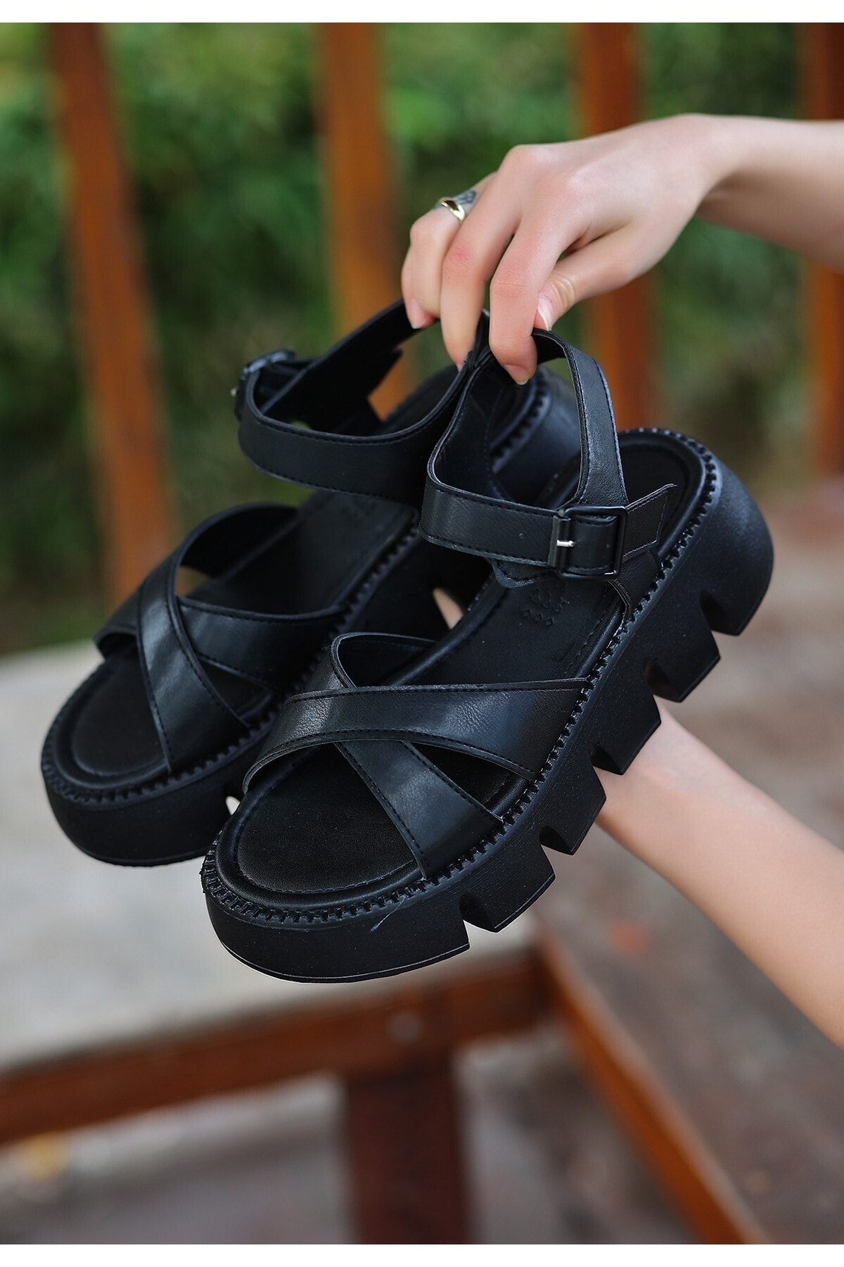 Seri Siyah Cilt Sandalet