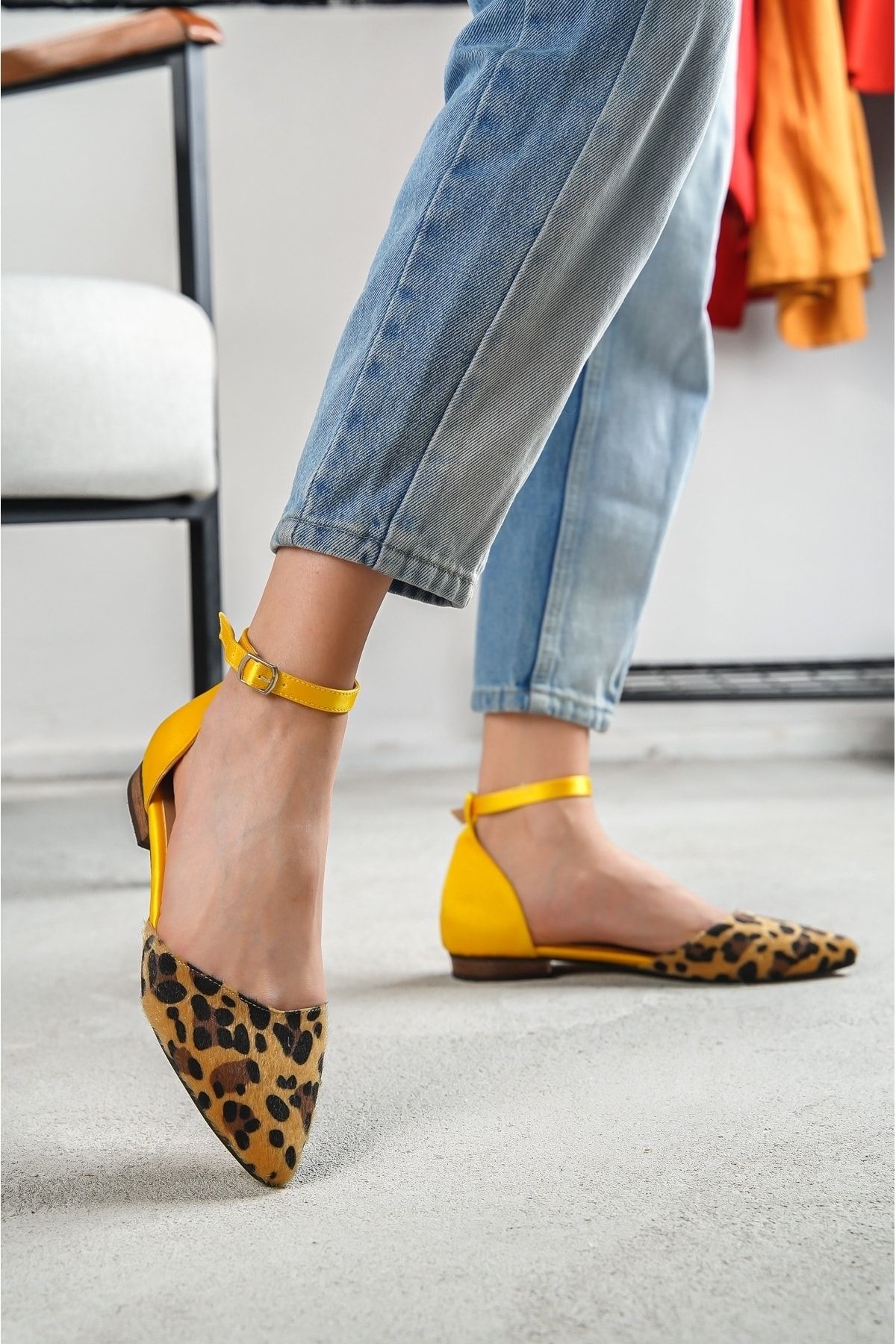 Yellow pointy sale flats