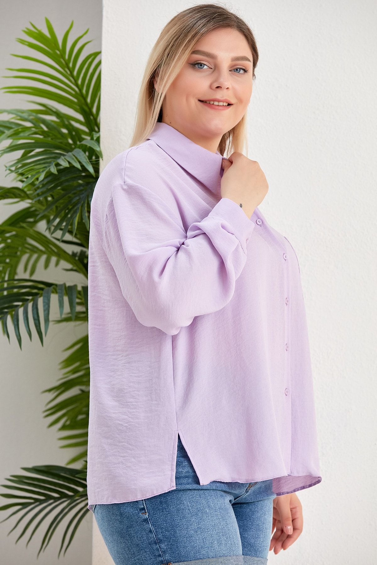 For Big Trend-Women's Large Size One Pocket Back Single Pleat Long Sleeve Side Slit Woven Shirt 4