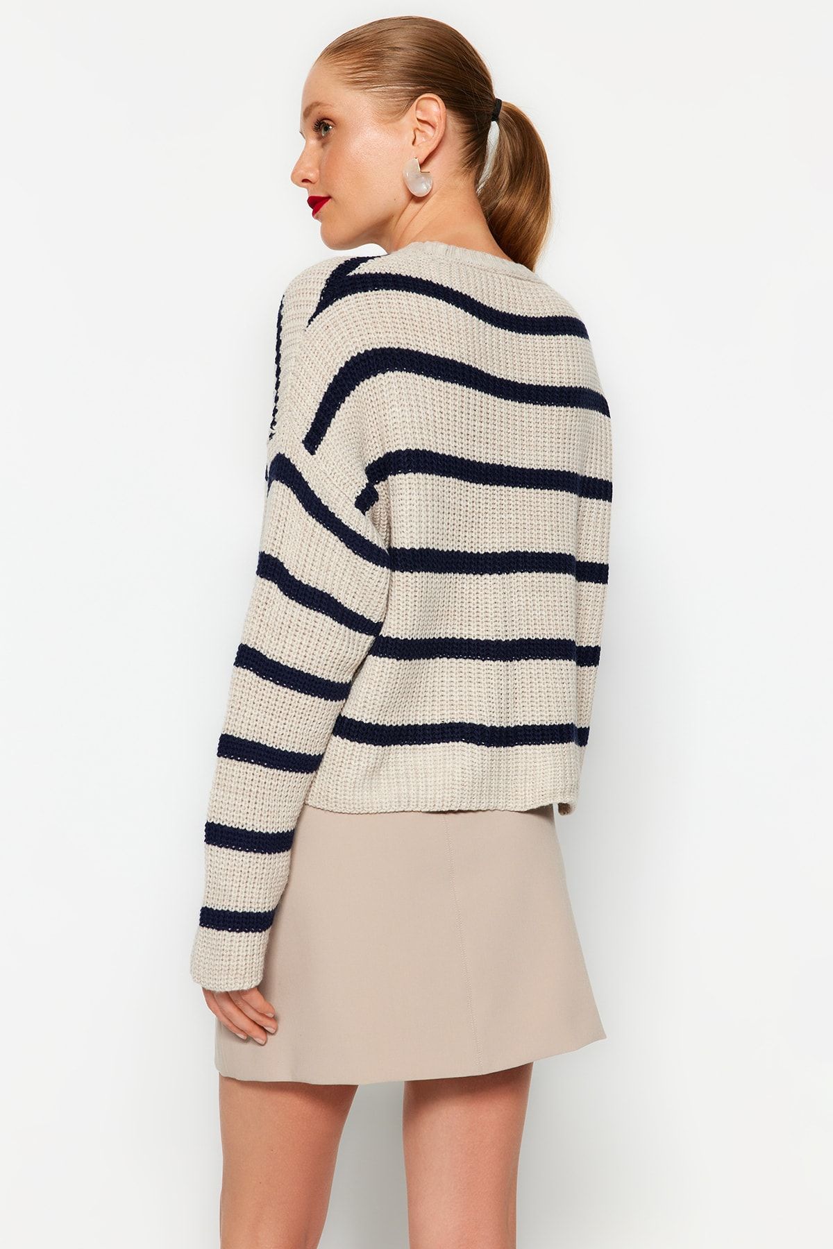 Trendyol Collection-Pulover de tricotaj cu dungi de bază, crop bej, model lat TWOAW23KZ00390 6
