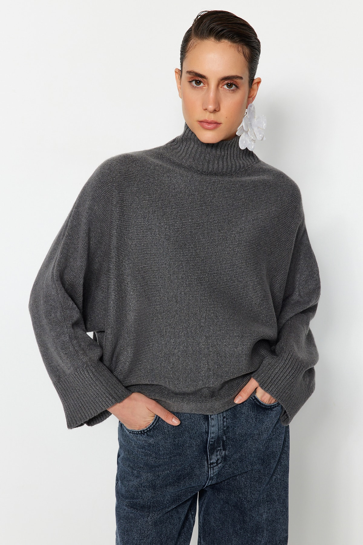 پليور زنانه بافتني گشاد با بافت نرم ذغالي trendyolmilla