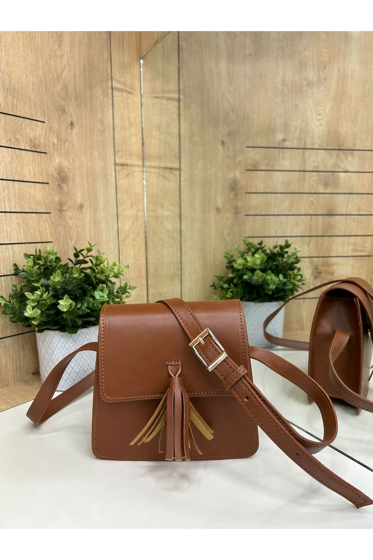 Magnetic best sale messenger bag