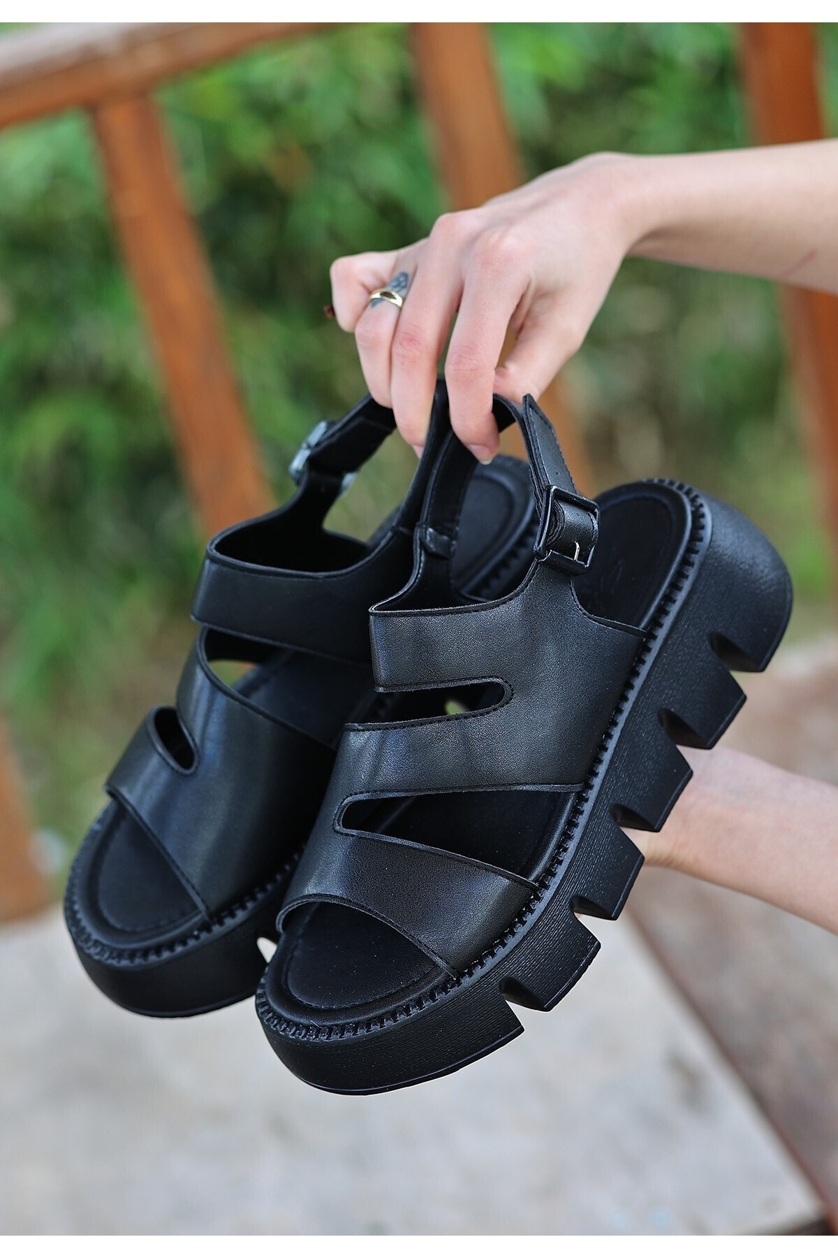 Towi Siyah Cilt Sandalet