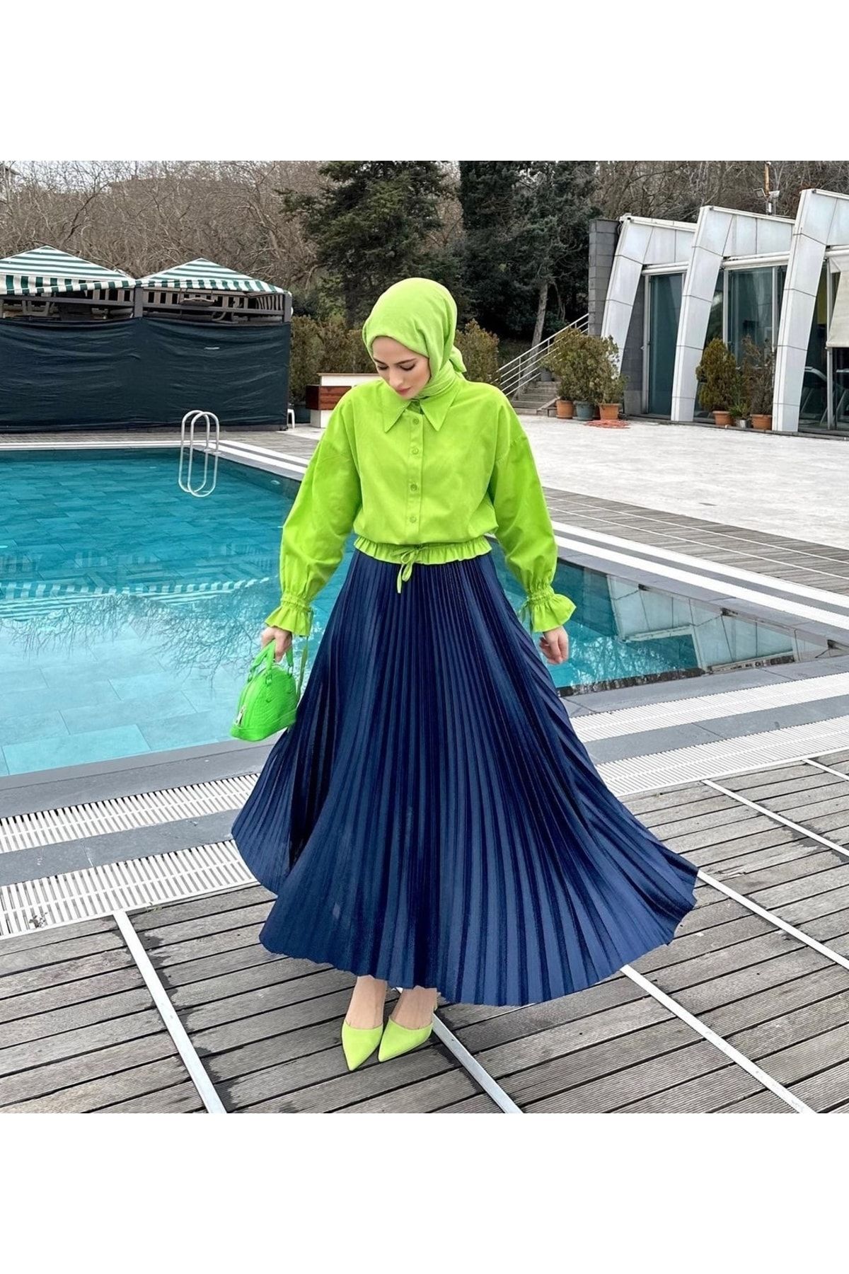 Dark blue store pleated skirt