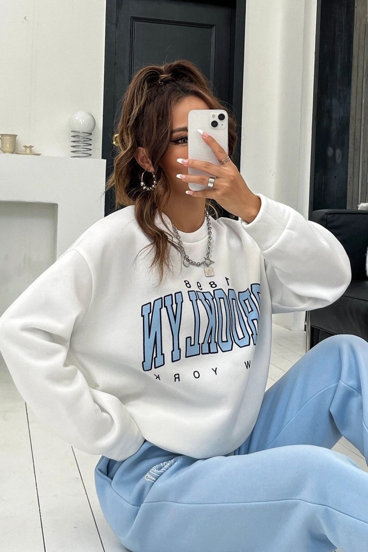 MODAGEN-Damski komplet dresowy typu baby blue z białym nadrukiem brooklyńskim, oversize, wycięciem pod szyją i dolną górą 3