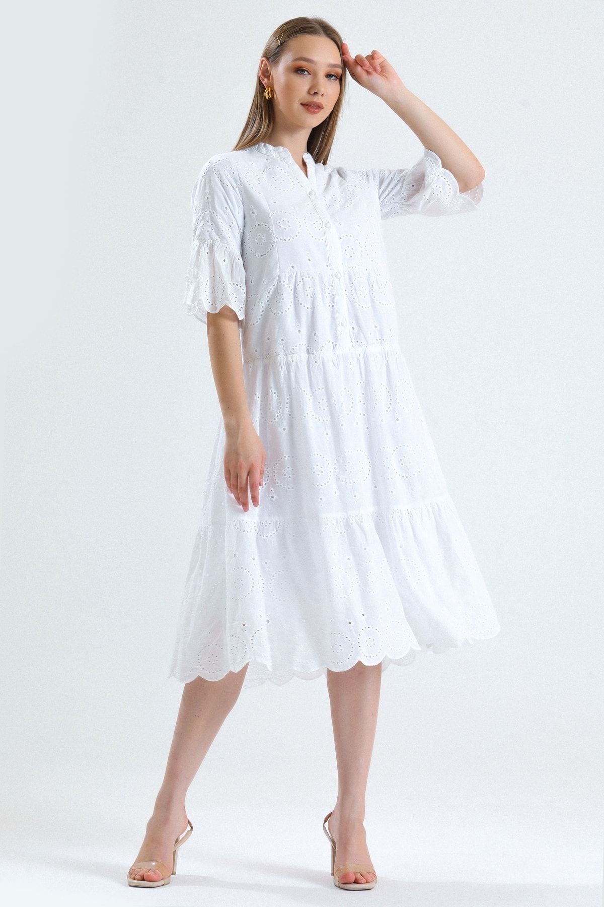 cest une robe avec des boutons de manchette