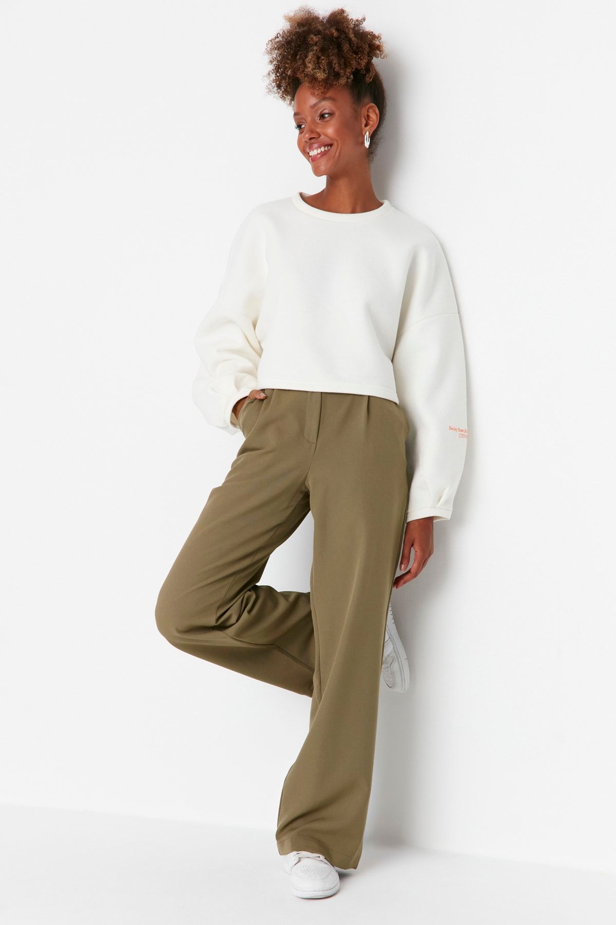 Trendyol Collection-Hose aus plissiertem Stoff mit hoher Taille und weitem Bein – Hellkhaki TWOAW21PL0076 13