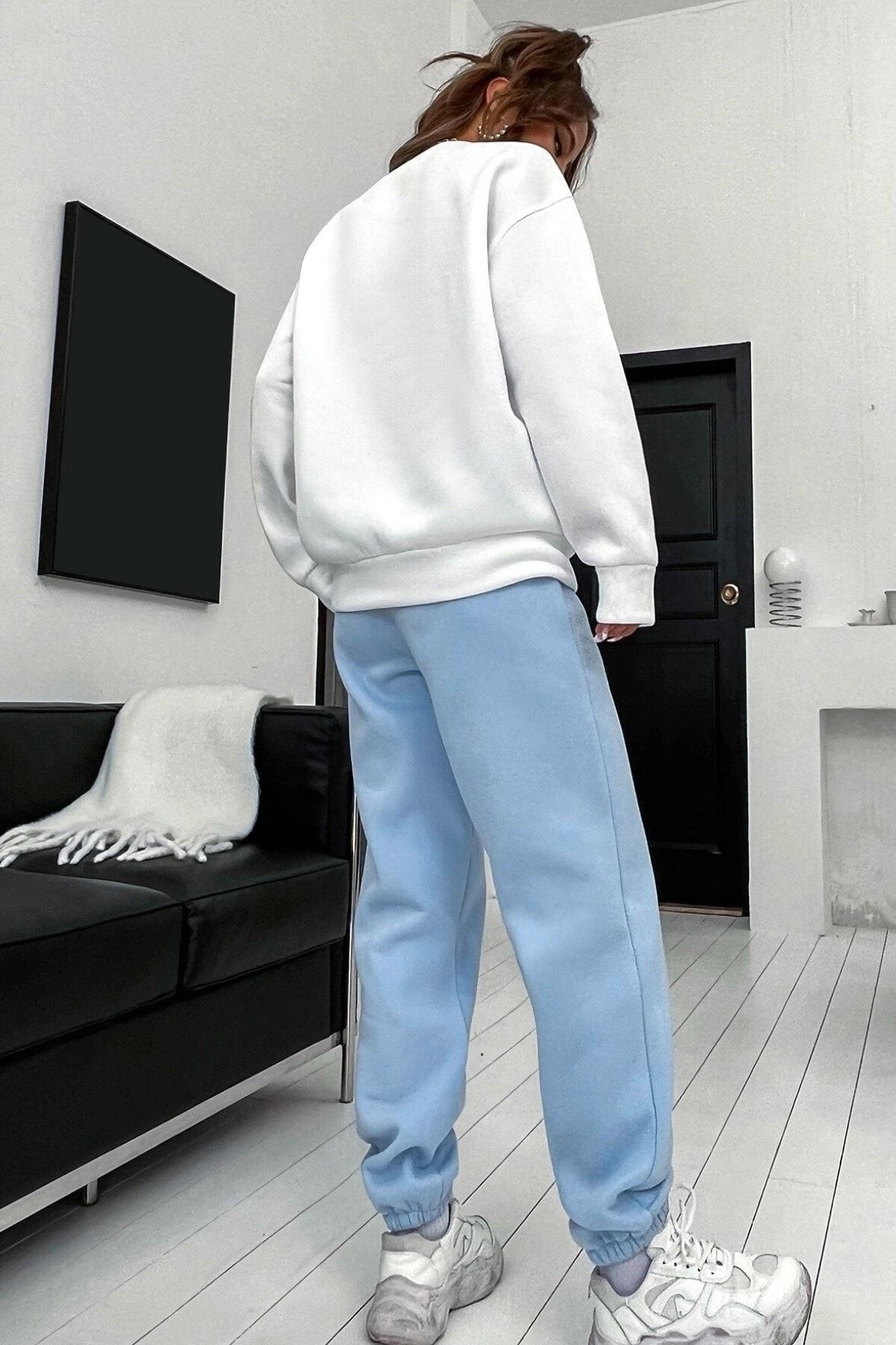 MODAGEN-Damski komplet dresowy typu baby blue z białym nadrukiem brooklyńskim, oversize, wycięciem pod szyją i dolną górą 2