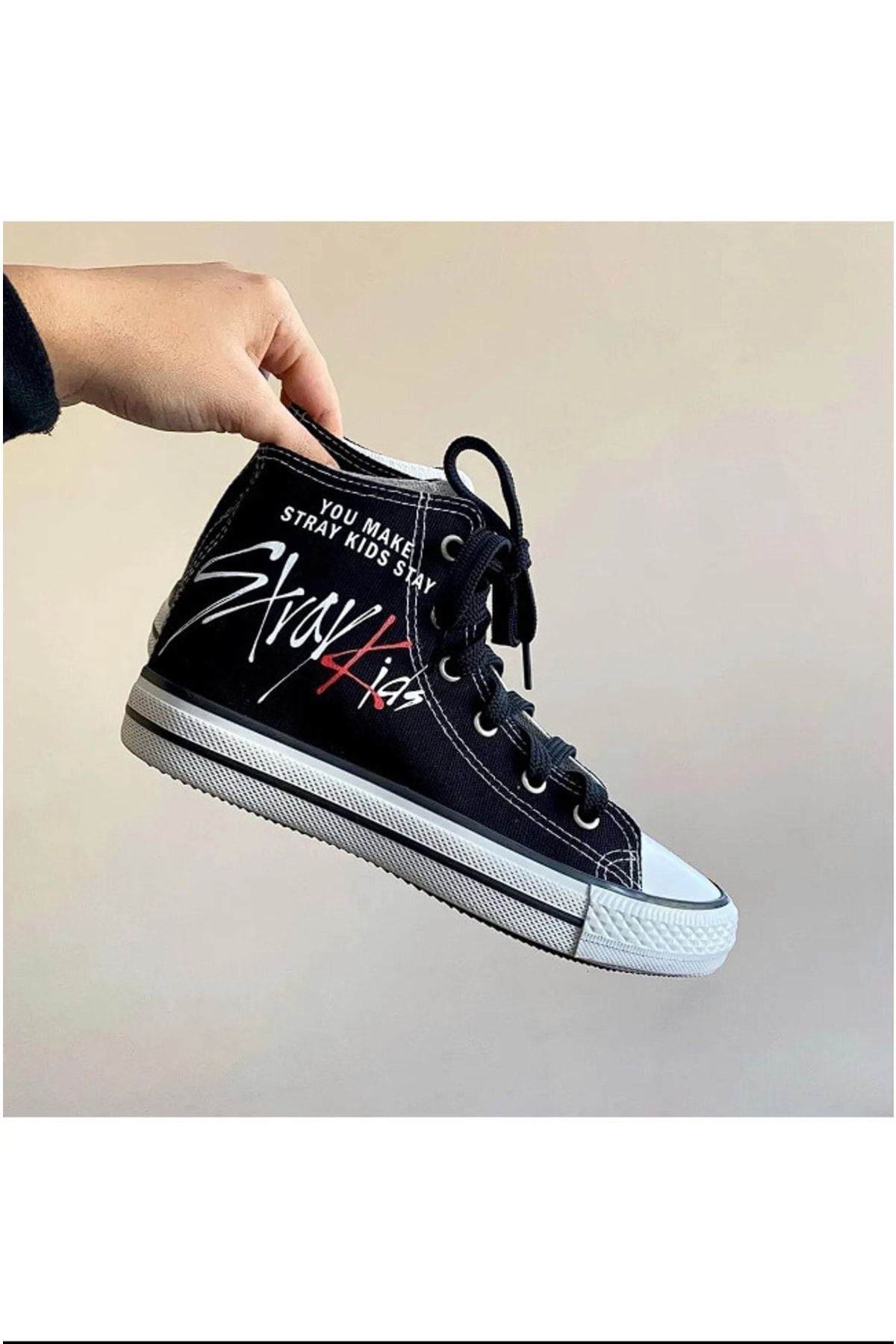 Stray kids converse online