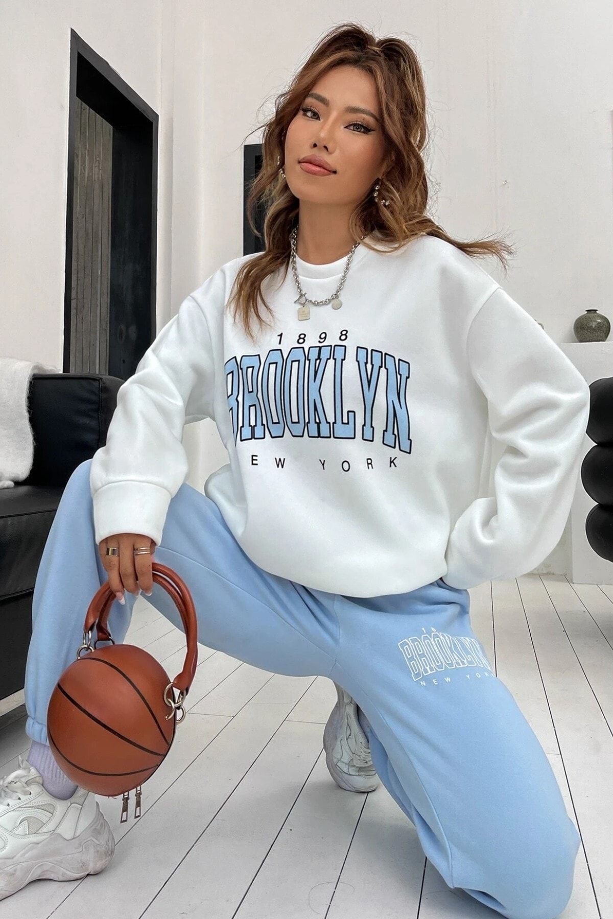 MODAGEN-Damski komplet dresowy typu baby blue z białym nadrukiem brooklyńskim, oversize, wycięciem pod szyją i dolną górą 4