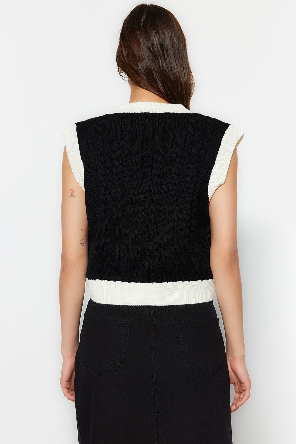 Trendyol Collection-Czarny sweterek Crop Knitwear z warkoczem - Twoaw22Bz0060 5