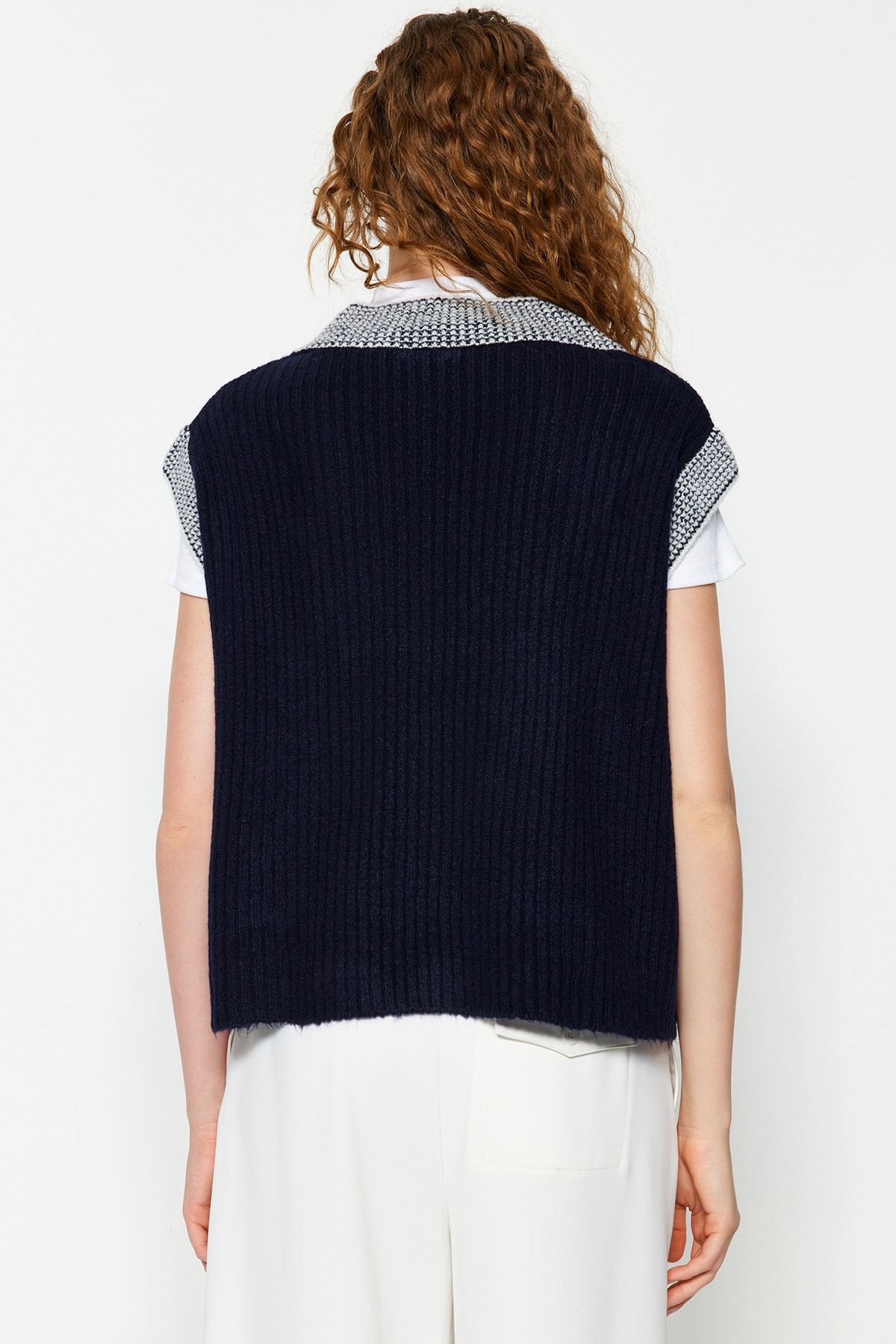 Trendyol Collection-Marineblauer, weich strukturierter Strickpullover mit Farbblockdesign und weiter Passform TWOAW21BZ0014 5