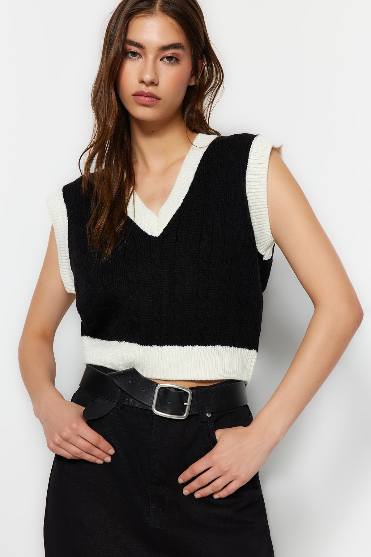 Trendyol Collection-Czarny sweterek Crop Knitwear z warkoczem - Twoaw22Bz0060 4
