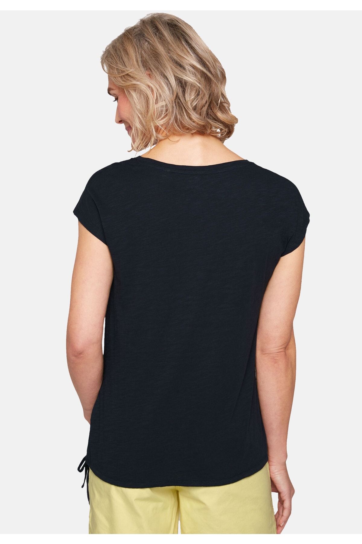 Shirt - offener Saumkante Armausschnitt Tunnelzugsaum Trendyol mit mit Soccx Leichtes Rundhals-Shirt und