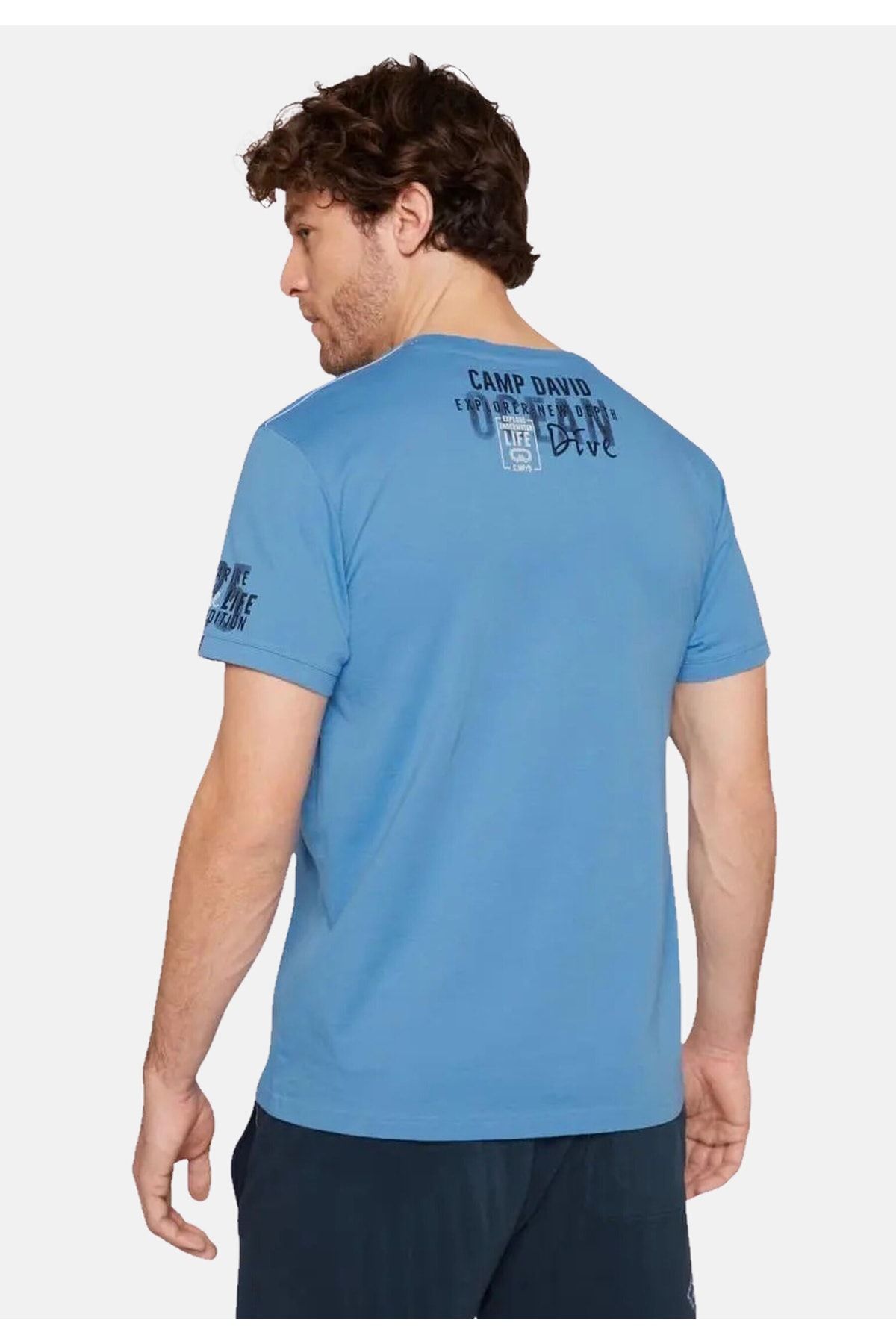 und Trendyol Rundhalsshirt reiner - Baumwolle Artworks aus David Logo mit Prints Camp Shirt Logo