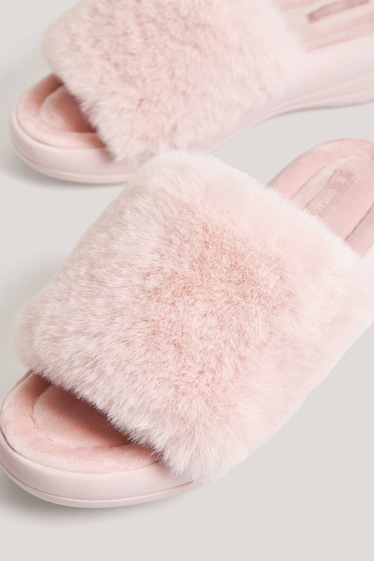 oysho kadin pembe tuylu platform terlik