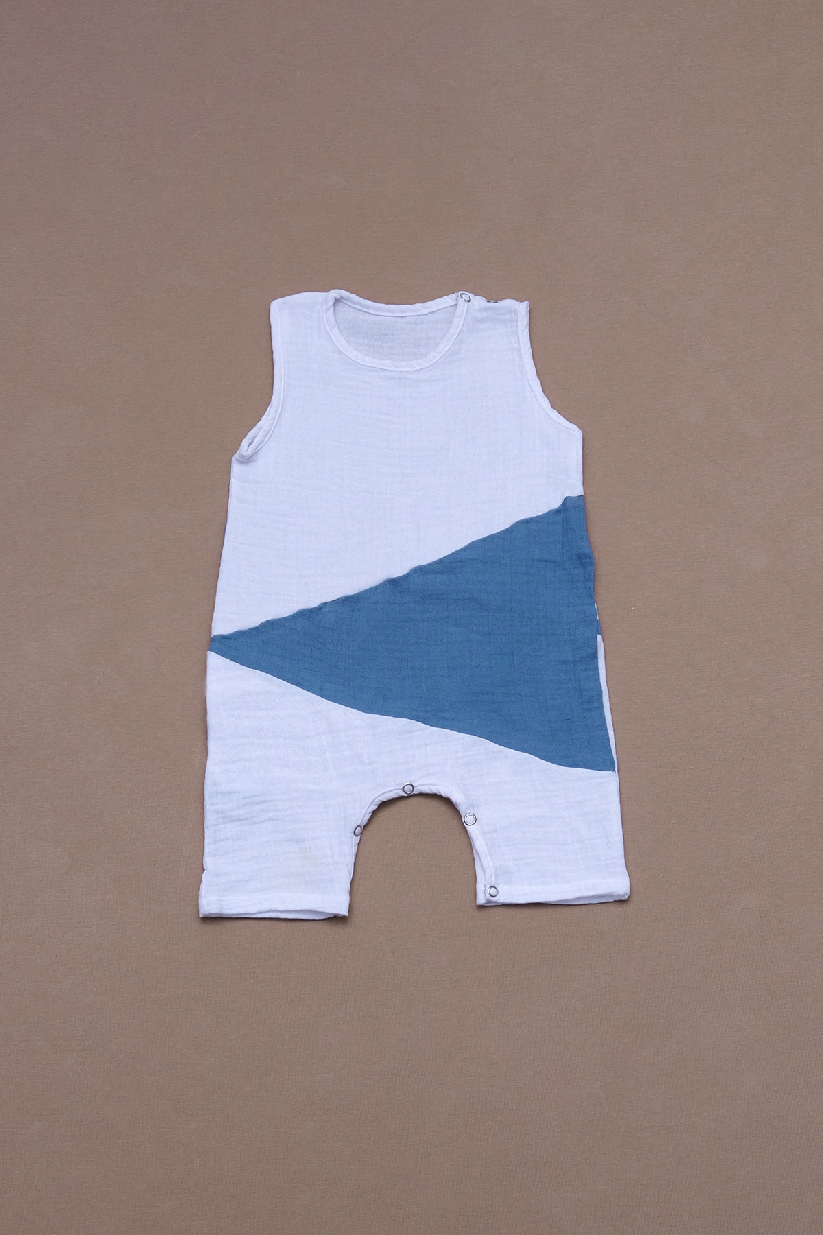  لباس نوزادی طرح رامپر ارگانیک از جنس پارچه کتان بدون آستین سفید-آبی - هدیه