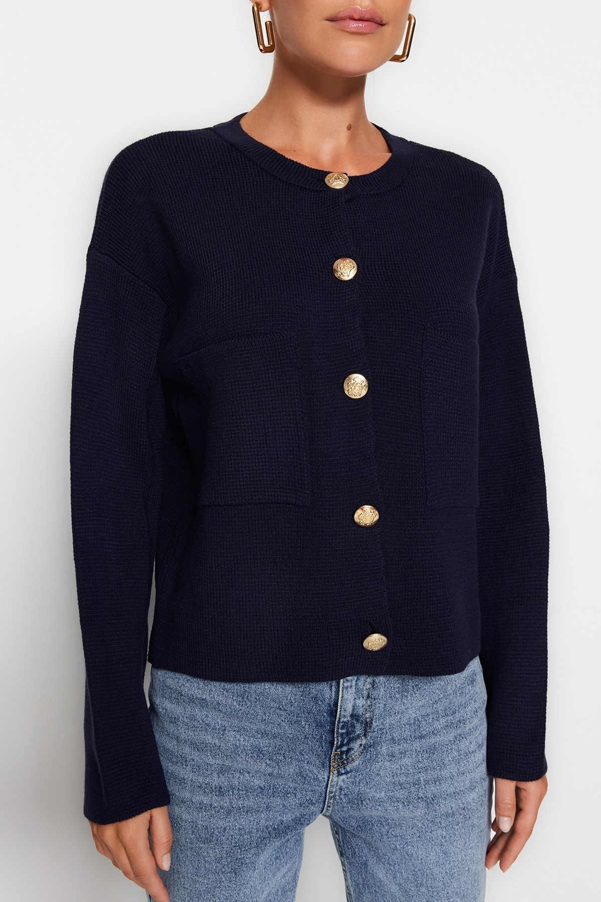Trendyol Collection-Marineblauer, detaillierter Jacken-Look mit Knöpfen, Strickjacke TWOAW24HI00023 4