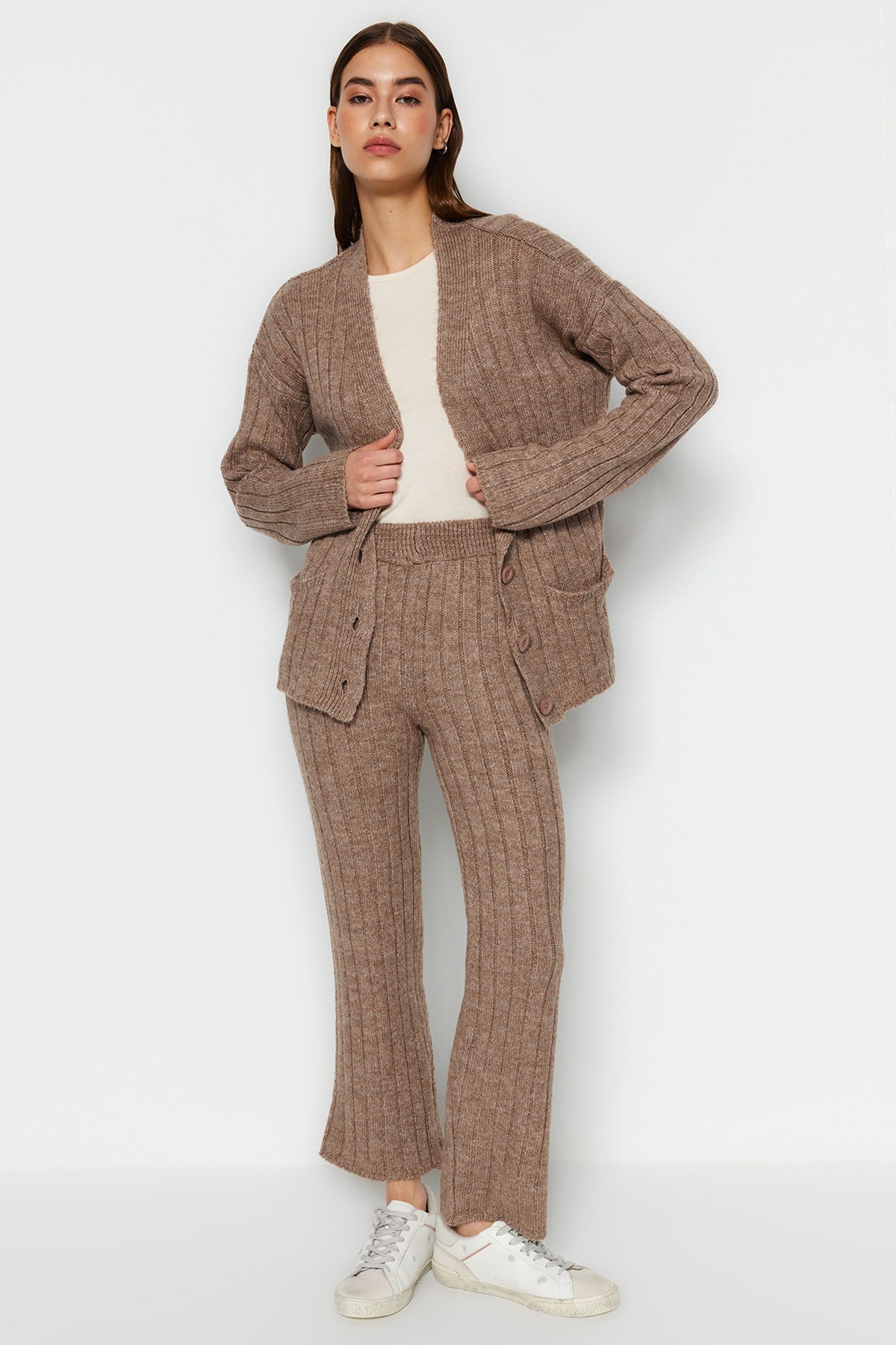 Trendyol Collection Nerzfarbenes, weit geschnittenes Set aus Oberteil und Unterteil aus weicher Strickware TWOAW22AU0128