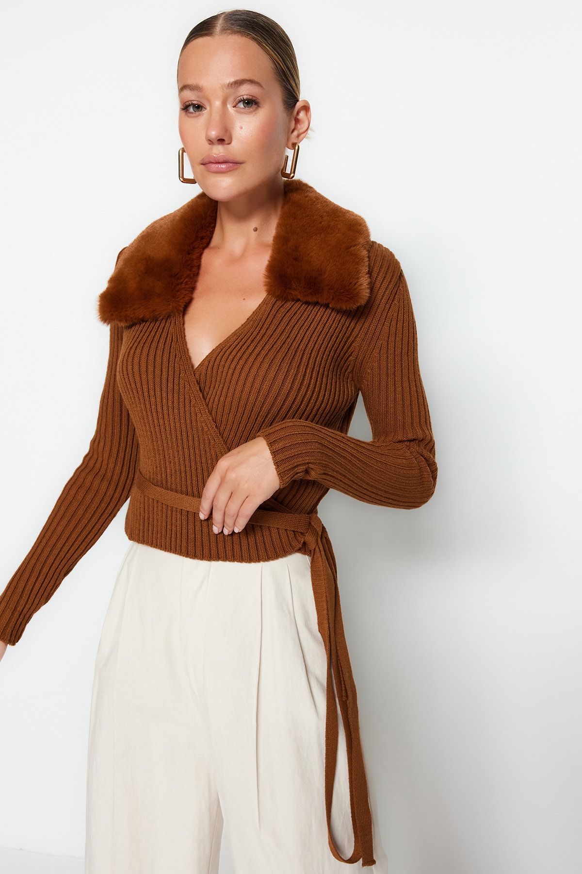 Trendyol Collection Brązowy Sweter Crop Knitwear Z Detalami Ze Sztucznego Futra - Twoaw24kz00223 Kobieta - M