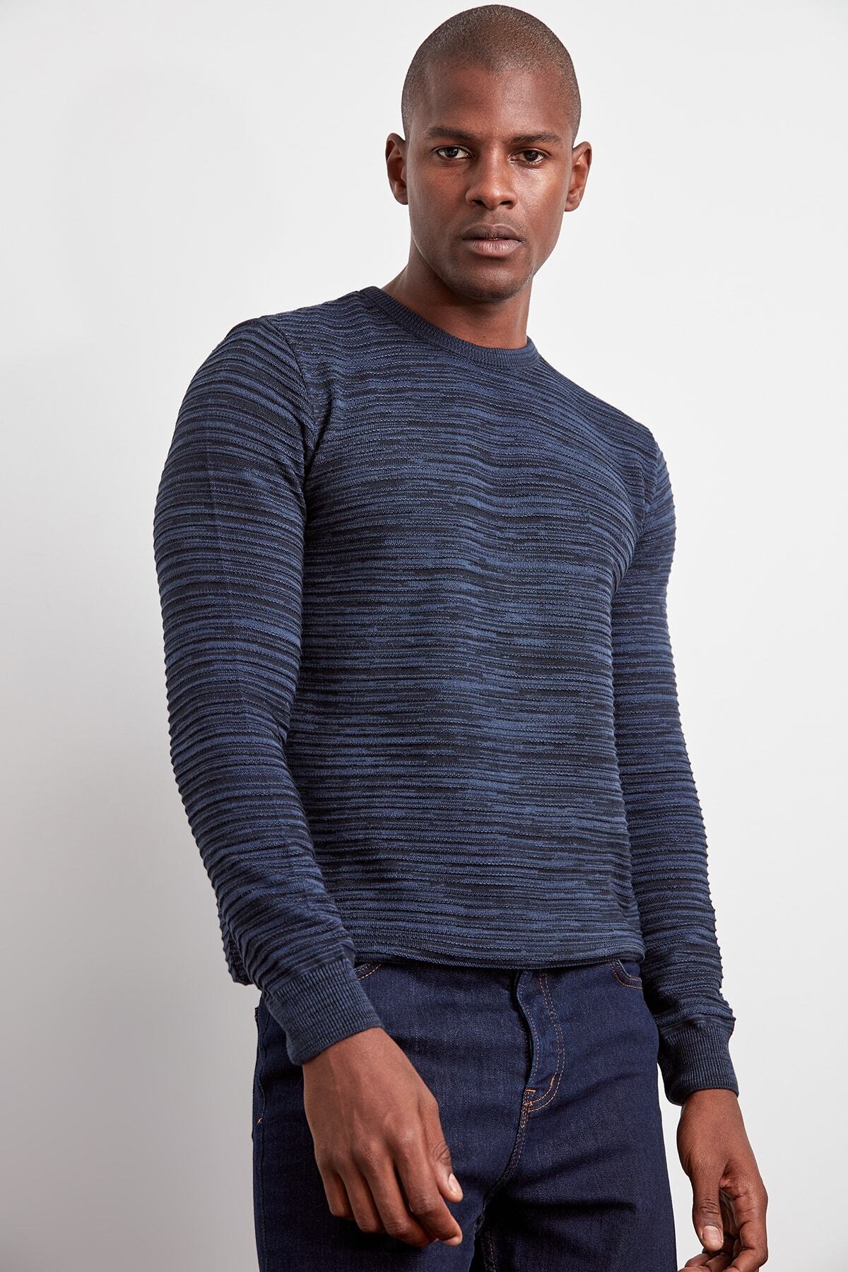 Trendyol Collection-Granatowy, dopasowany, dopasowany, dopasowany sweter z okrągłym dekoltem i gradientowym dzianinowym wzorem Tmnaw20Ls0008 4