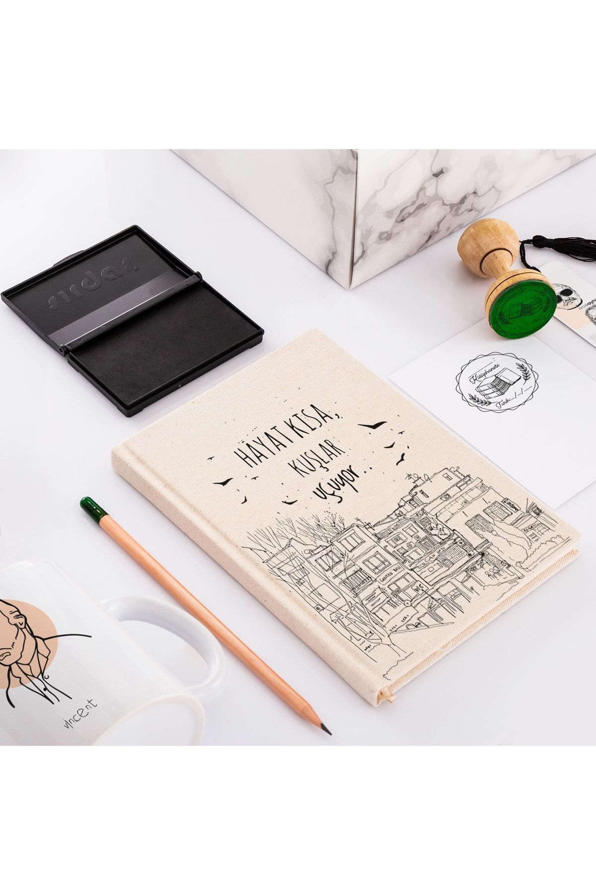 https www trendyol com hediyesepeti kitap kurtlarina ozel minimal hediye kutusu p 31650858