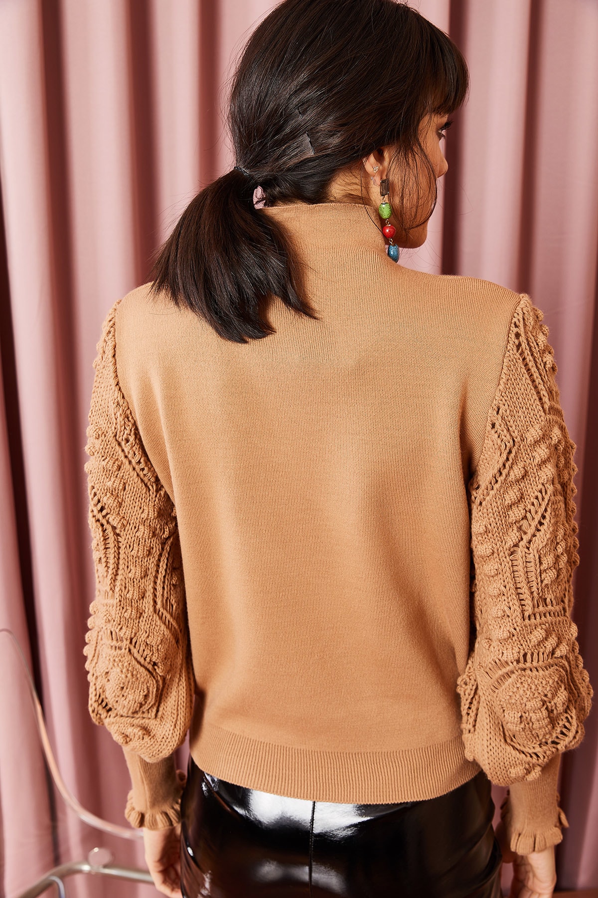 Olalook Dámsky sveter s mliečnym hnedým rukávom z mäkkého úpletu KZK-19000175