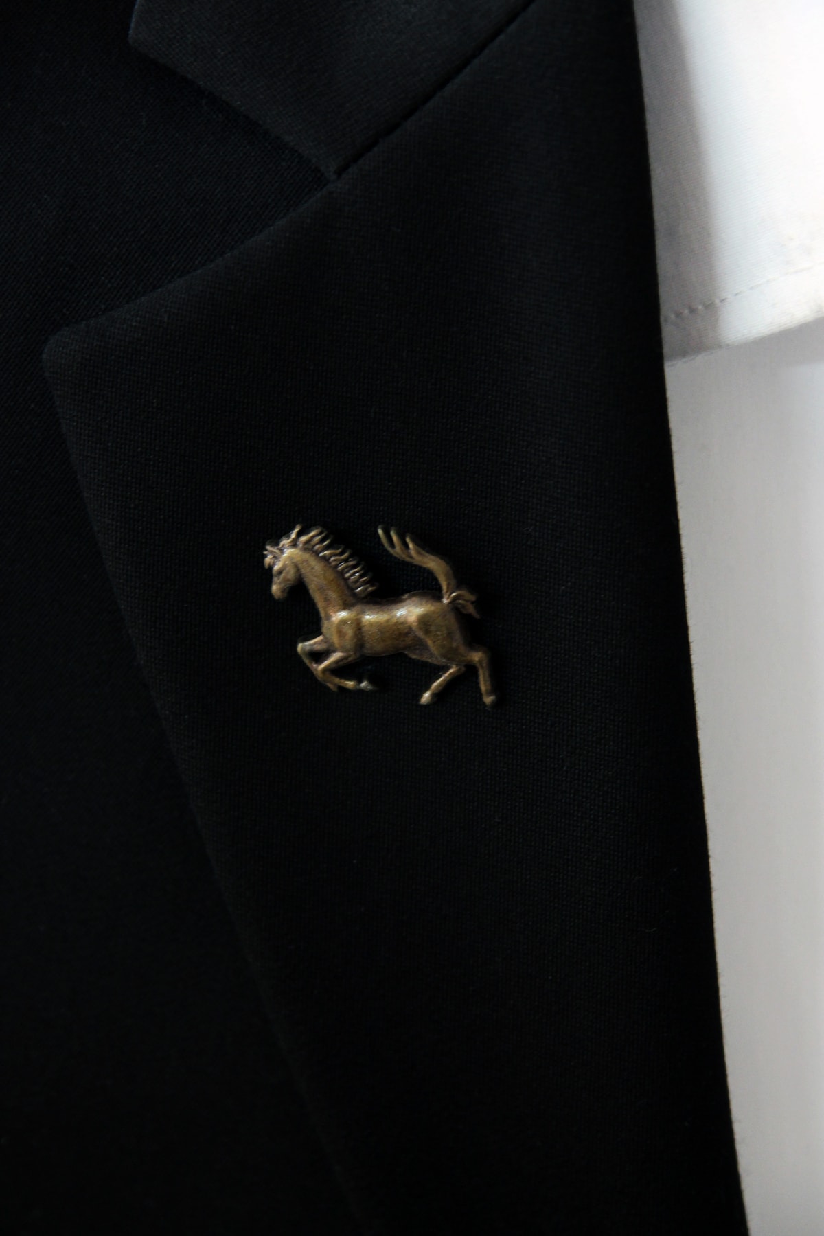 Le Voux Bronz Renk At Figürlü Ceket Yaka Iğnesi Broş Rozet