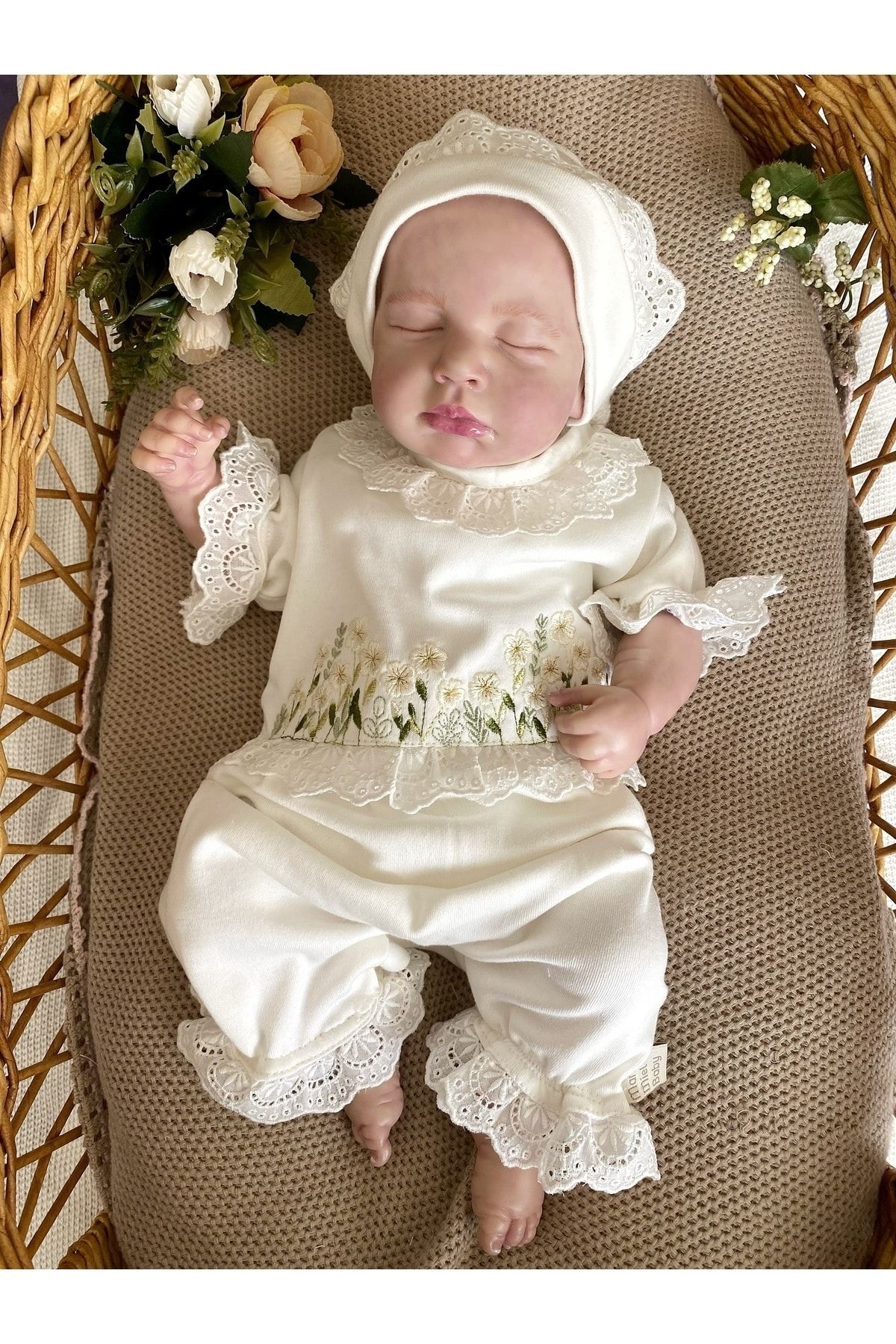 Mama Miel Baby Summer Daisy Embroidery and Scallop Detailed Short