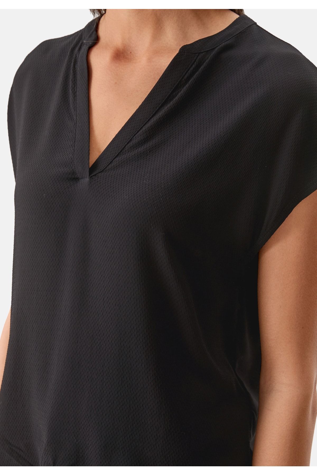 s.Oliver T-Shirt mit Ausschnitt Trendyol Schulter V- und Kurzarmshirt überschnittener tiefem 