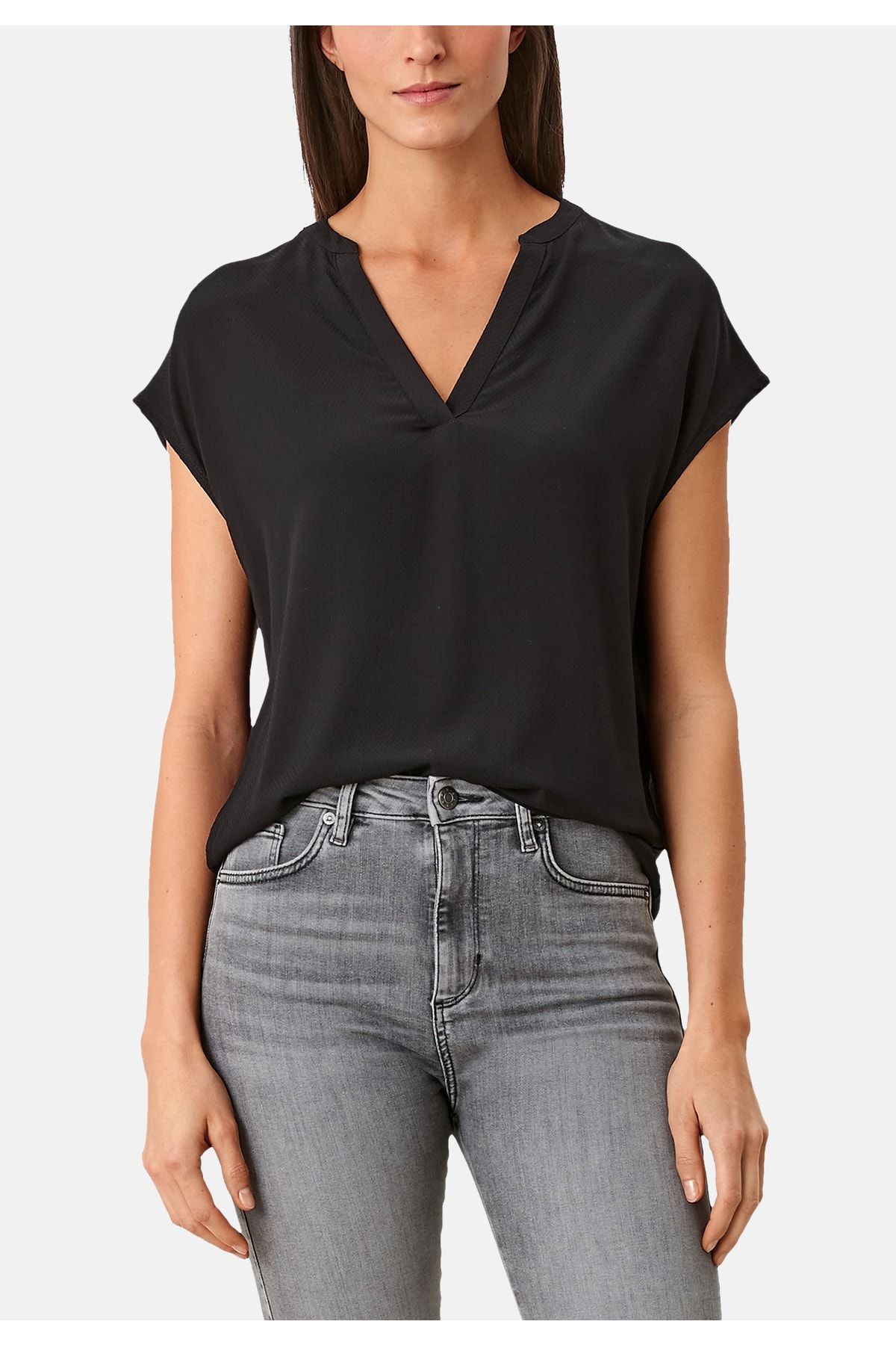 s.Oliver T-Shirt Kurzarmshirt mit überschnittener V- - Schulter Ausschnitt Trendyol und tiefem