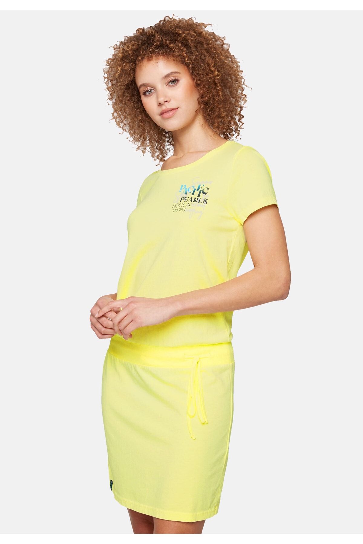 geripptem T-Shirt-Kleid Label - Trendyol Taillenbund, Rundhalsausschnitt Soccx mit und kleid Print