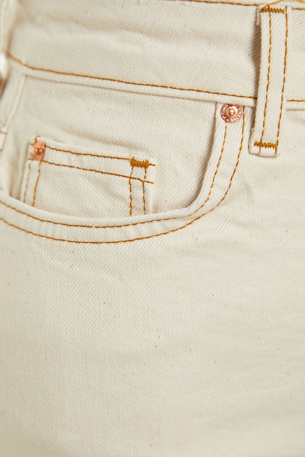 Trendyol Collection-Ecrufarbene, schmale Mom-Jeans mit hoher Taille TWOSS23JE00094 7