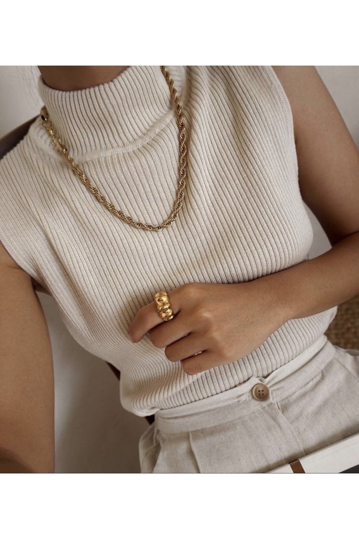 золотые украшения. как найти цепочку. водолазка с цепочкой. элегантные украшения для женщин. цепочка на шею.