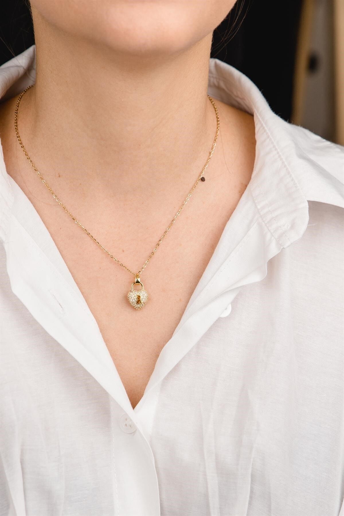 Gold on sale necklace accessories