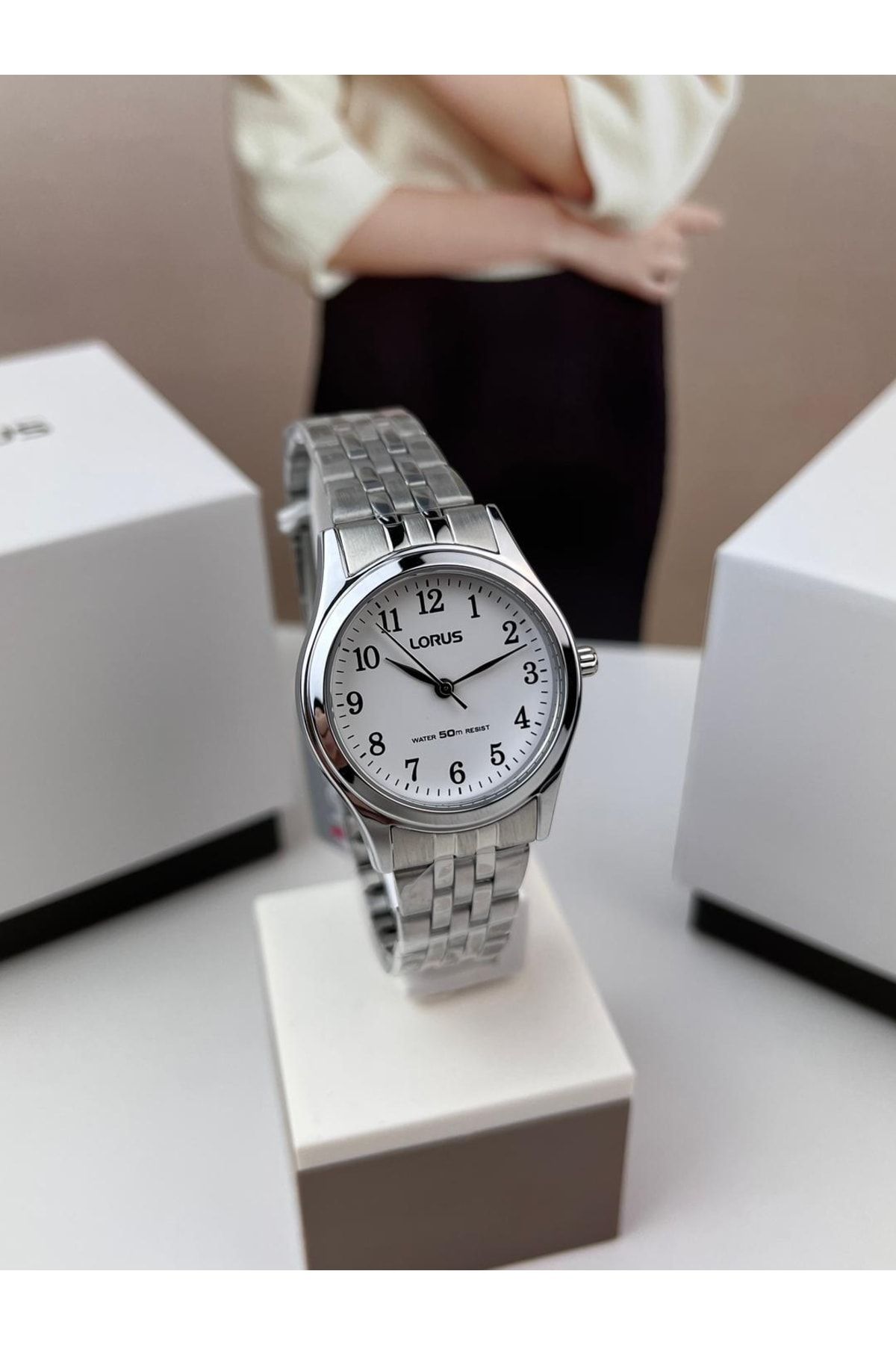 Lorus-Women's Classic Wristwatch-rrx41hx9 2