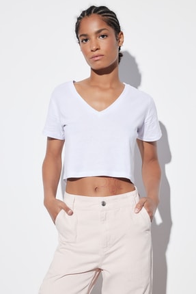 TRENDYOLMİLLA Beyaz %100 Pamuk Süprem V Yaka Crop Örme T-Shirt