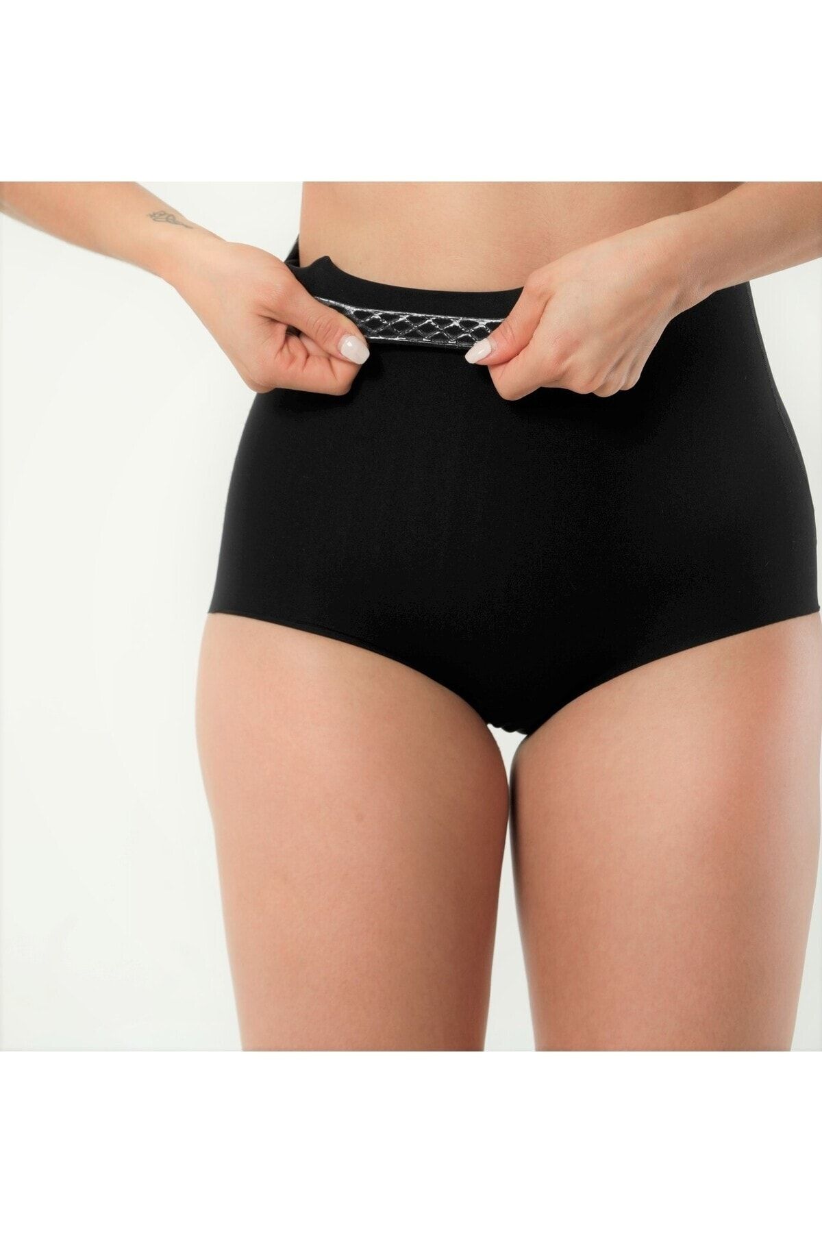 VASSARETTE WOMEN'S INVISIBLY Smooth Slip Short Panty, White ,Black